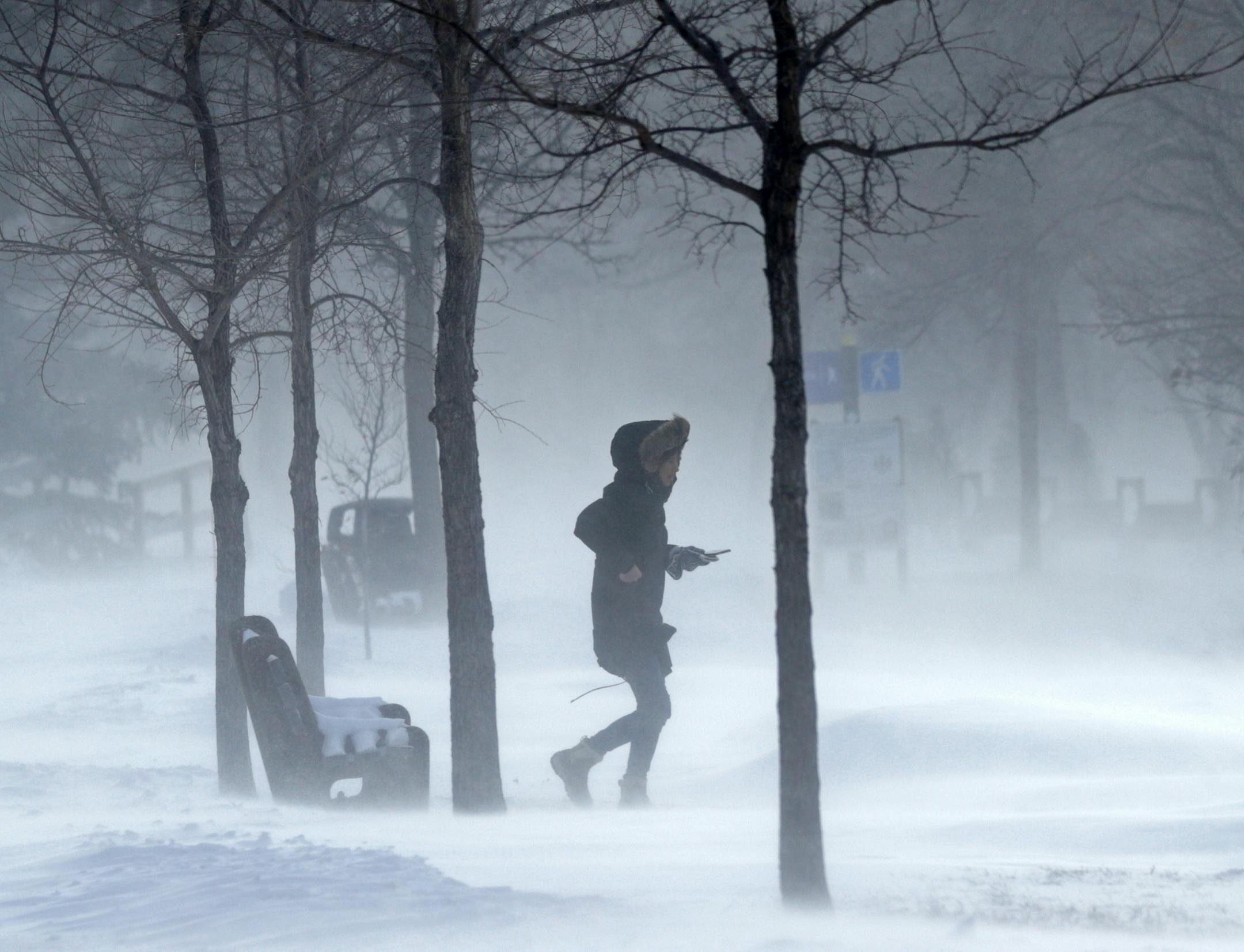 As temperatures dipped into the minus 20 degree range with a -42 windchill, the running paths around Lake Bde Maka Ska were drifting over with dangerous winds off the lake. ]
BRIAN PETERSON ¥ brian.peterson@startribune.com
Minneapolis, MN Tuesday, January 29, 2019