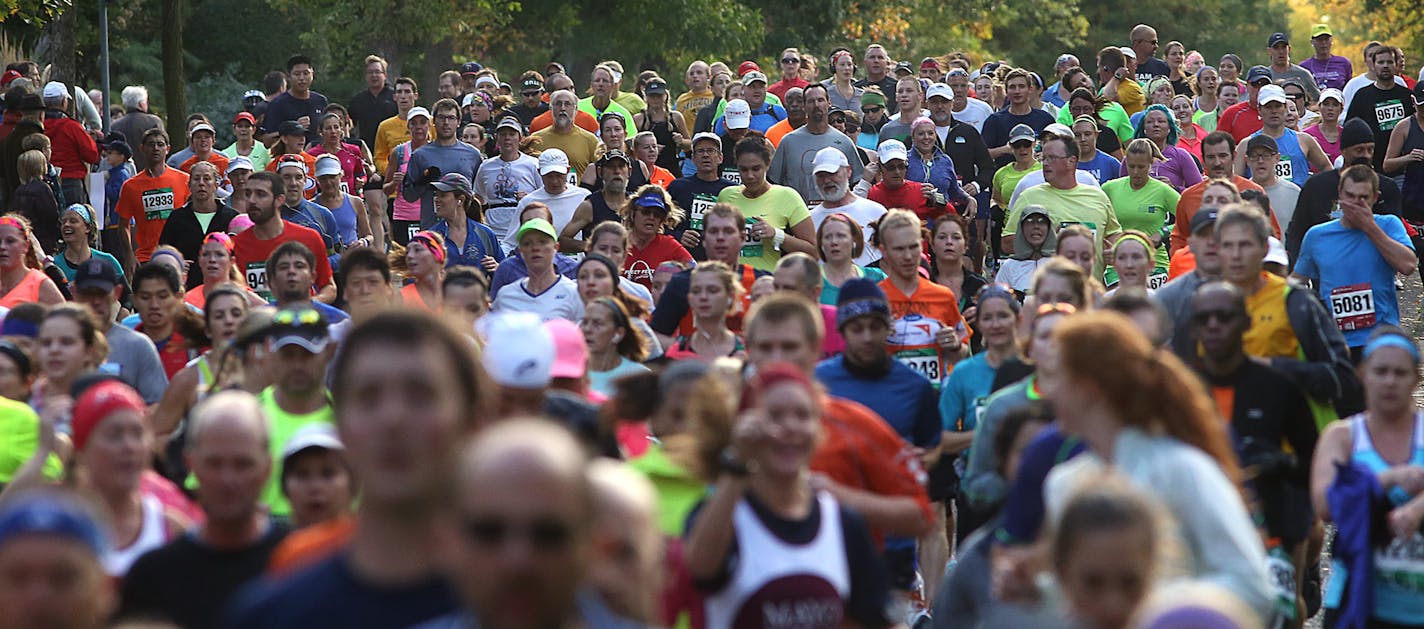 A sea of runners descended a hill in the Kenwood neighborhood. ] (JIM GEHRZ/STAR TRIBUNE) / October 6, 2013, Minneapolis/St. Paul, MN &#x201a;&#xc4;&#xec; BACKGROUND INFO- About 12,000 runners were expected to participate in the annual Medtronic Twin Cities Marathon. The 26.2 mile course began in downtown Minneapolis and ended at the state capitol in St. Paul. Several hundred thousand spectators were expected to witness the event and to cheer runners on along the course as well. ORG XMIT: MIN131