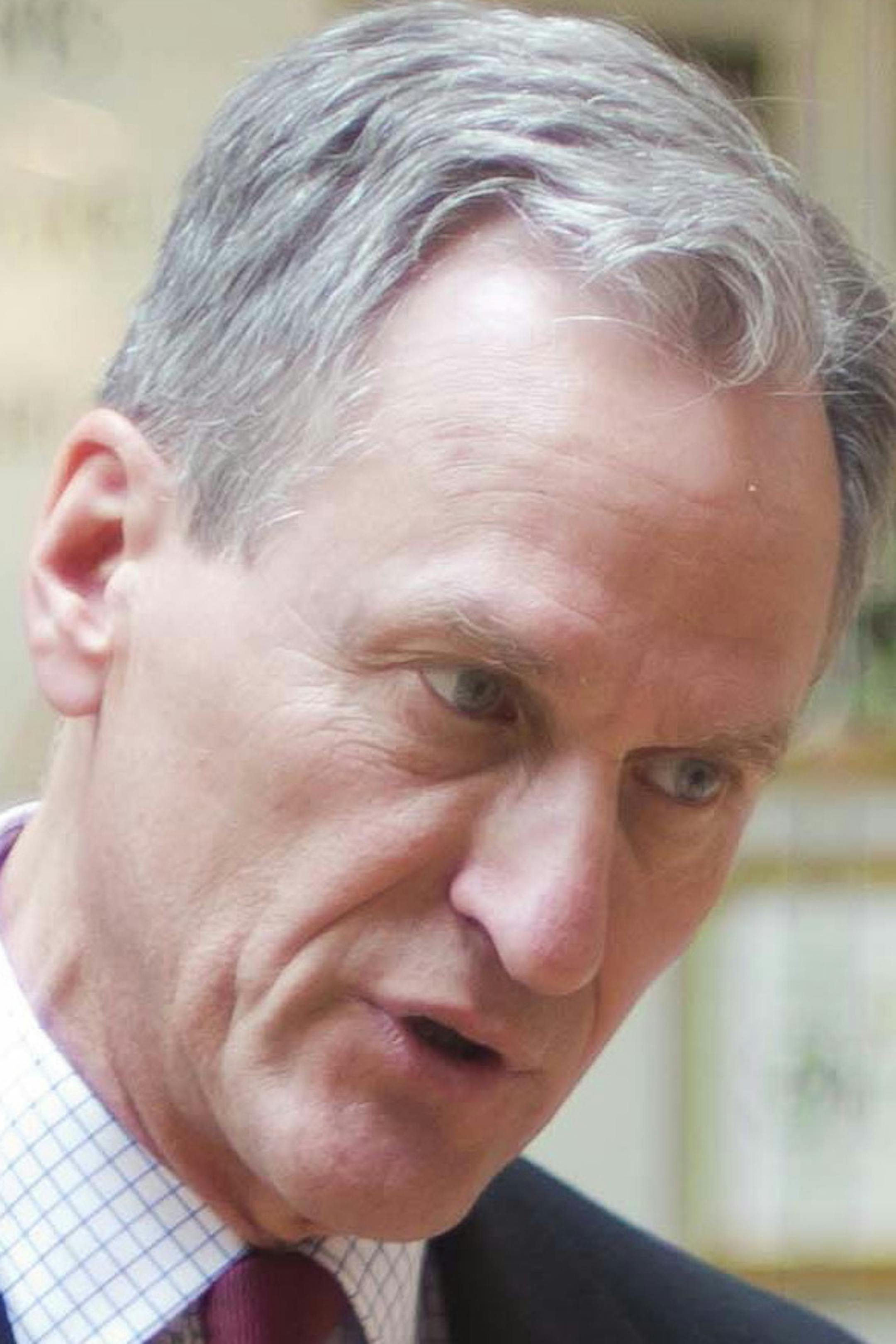 Gov. Dennis Daugaard promotes South Dakota job opportunities to a visitor at the state‚Äôs recruitment kiosk in the Mall of America in Minnesota on May 13. PHOTO: SOUTH DAKOTA DEPARTMENT OF LABOR AND REGULATION