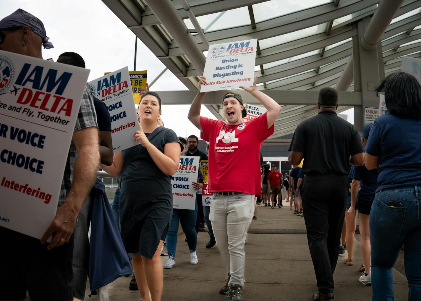 Delta workers rallied at Minneapolis St. Paul International Airport as they attempt to unionize. Friday, July 14, 2023 Minneapolis, Minn. Delta Air Lines ramp, tower and cargo workers, flight attendants, and mechanics are actively trying to organize into the International Association of Machinists and Aerospace Workers (IAM), the Association of Flight Attendants (AFA-CWA) and the International Brotherhood of Teamsters (IBT), respectively. ] GLEN STUBBE • glen.stubbe@startribune.com