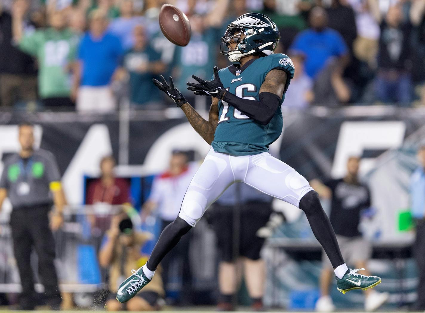 Quez Watkins of the Philadelphia Eagles catches a pass for a 53-yard touchdown in the first quarter Monday, September 19, 2022, at Lincoln Financial Field in Philadelphia. ] CARLOS GONZALEZ • carlos.gonzalez@startribune.com