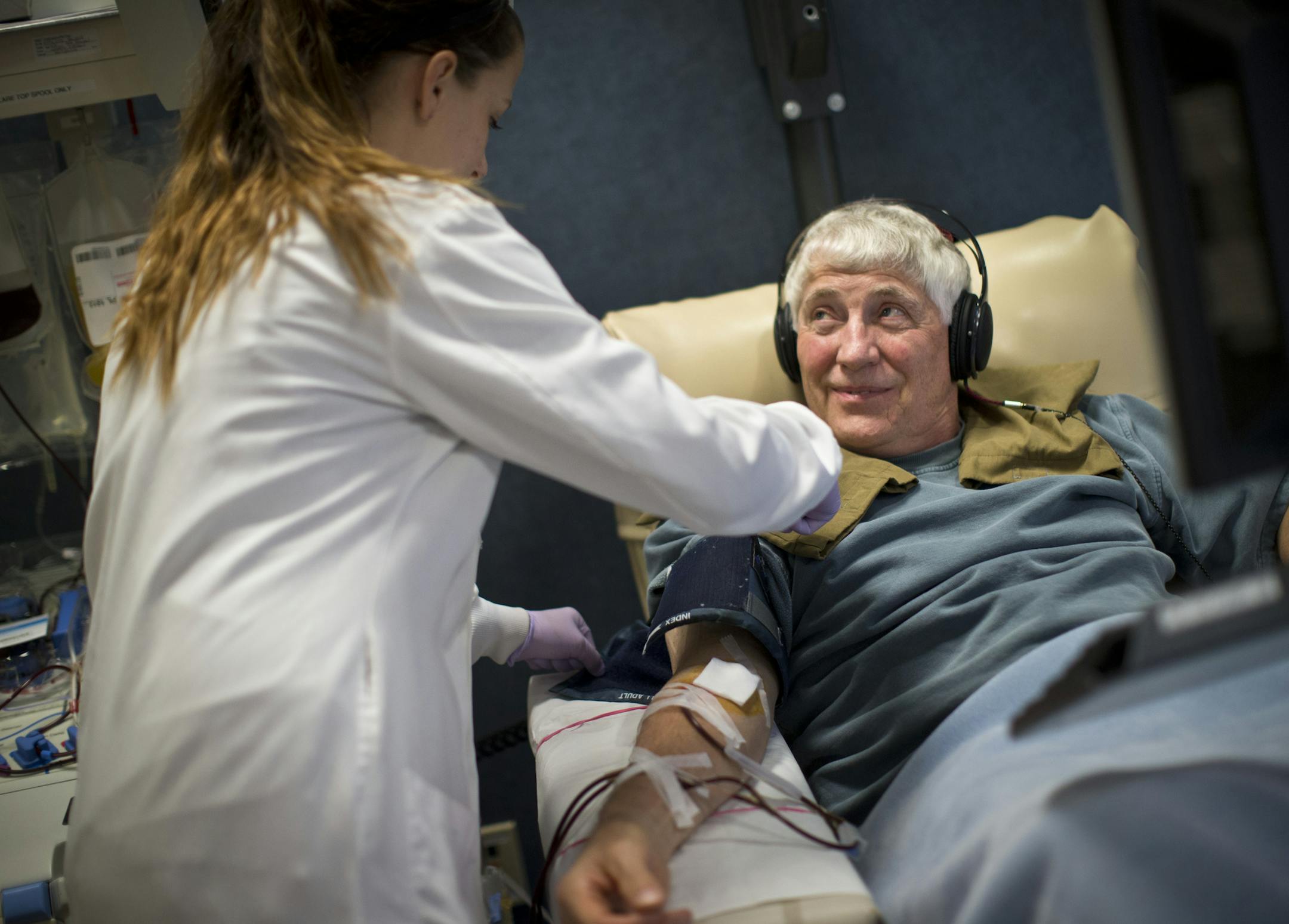 Bob Evander chatted with Phlebotimist Tessa House as he donated platelets at the Memorial Blood Center in St. Paul, Minn. on Friday, Ocotber 18, 2013. ] RENEE JONES SCHNEIDER • reneejones@startribune.com Bob evander # 952 929 6552