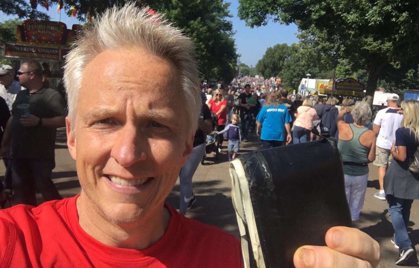 Steve Aggergaard with his found wallet at the State Fair. ORG XMIT: -Z7fYLi2yZ0E2pMwuU7p