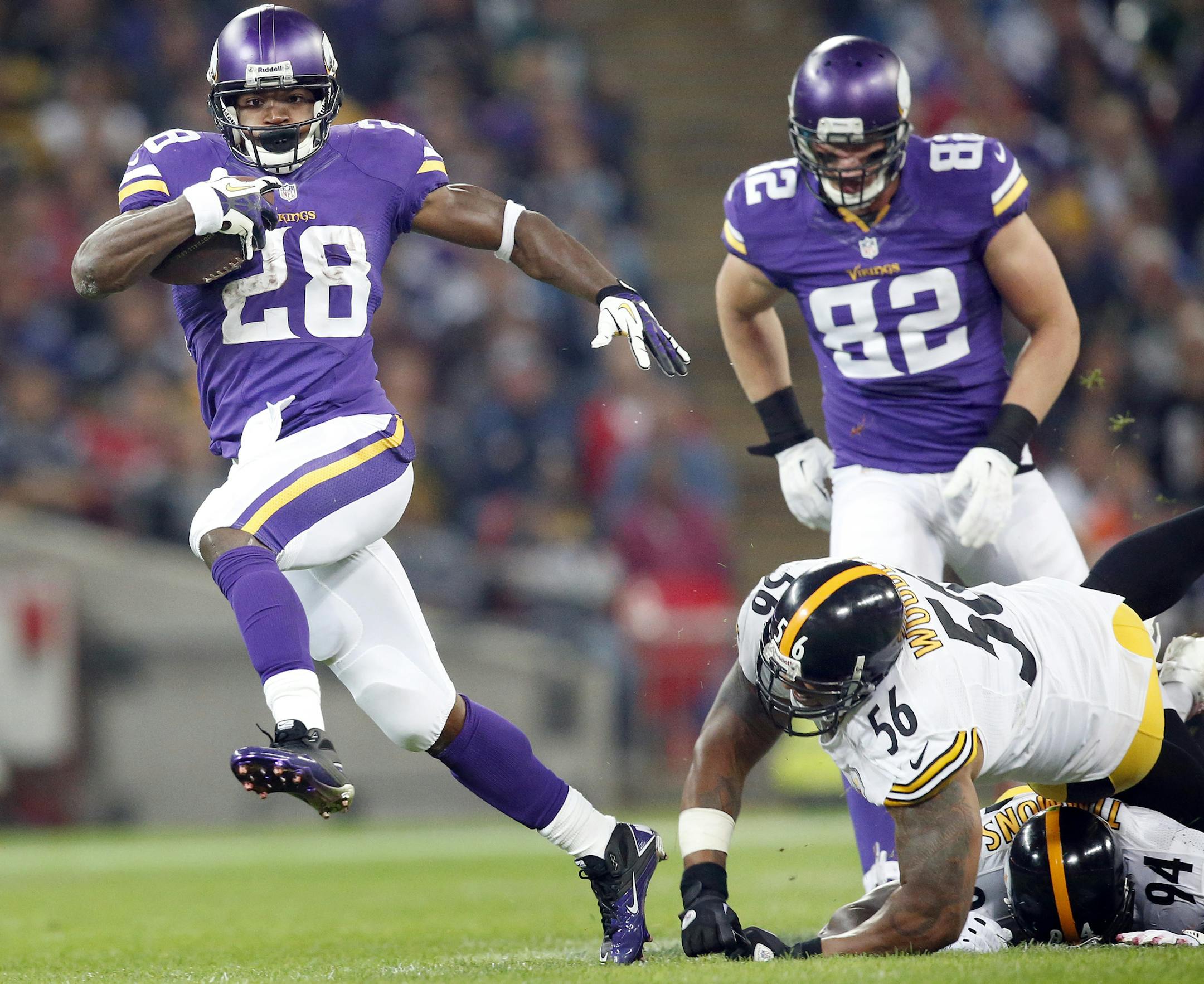Minnesota Vikings running back Adrian Peterson (28) ran away from Pittsburg defenders for a 60-yard touchdown run the second quarter. ] CARLOS GONZALEZ cgonzalez@startribune.com September 29, 2013, London, England (Minnesota Vikings in London) Wembley Stadium, NFL, Minnesota Vikings vs. Pittsburg Steelers