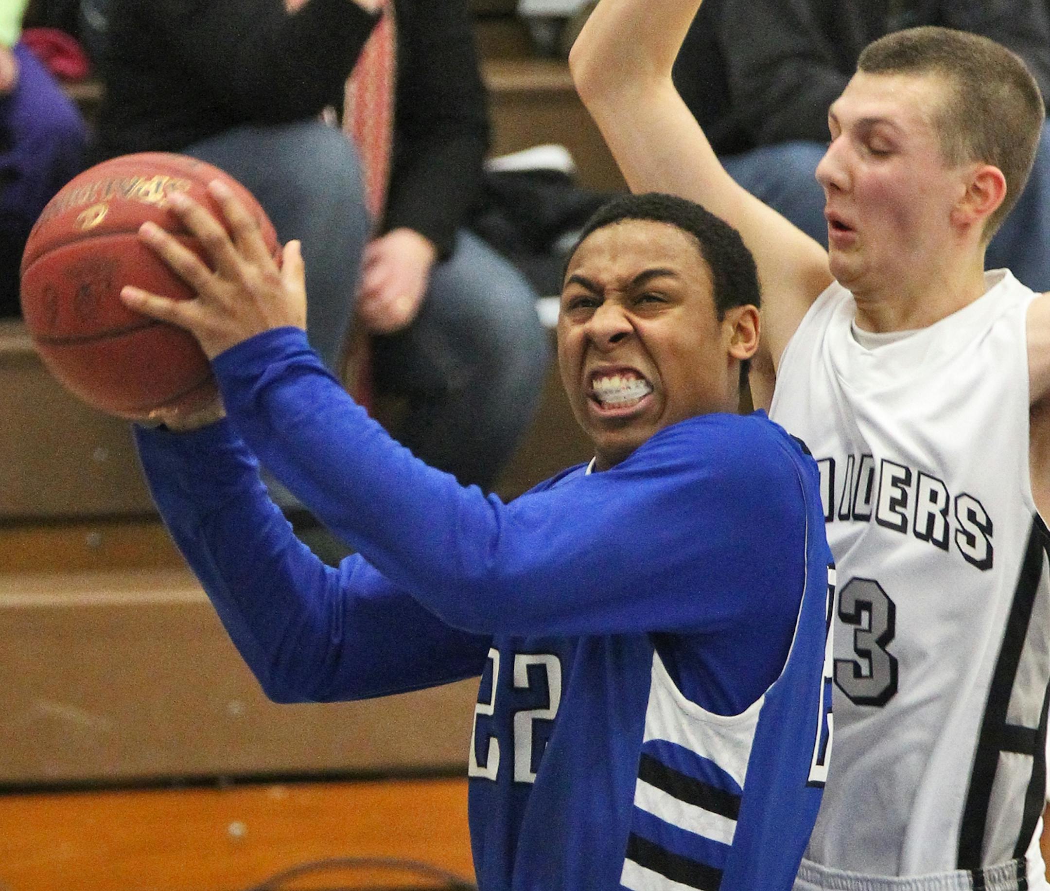 Isaiah Codden drove to the basket past the defense of Roseville's Kobe Critchley.
