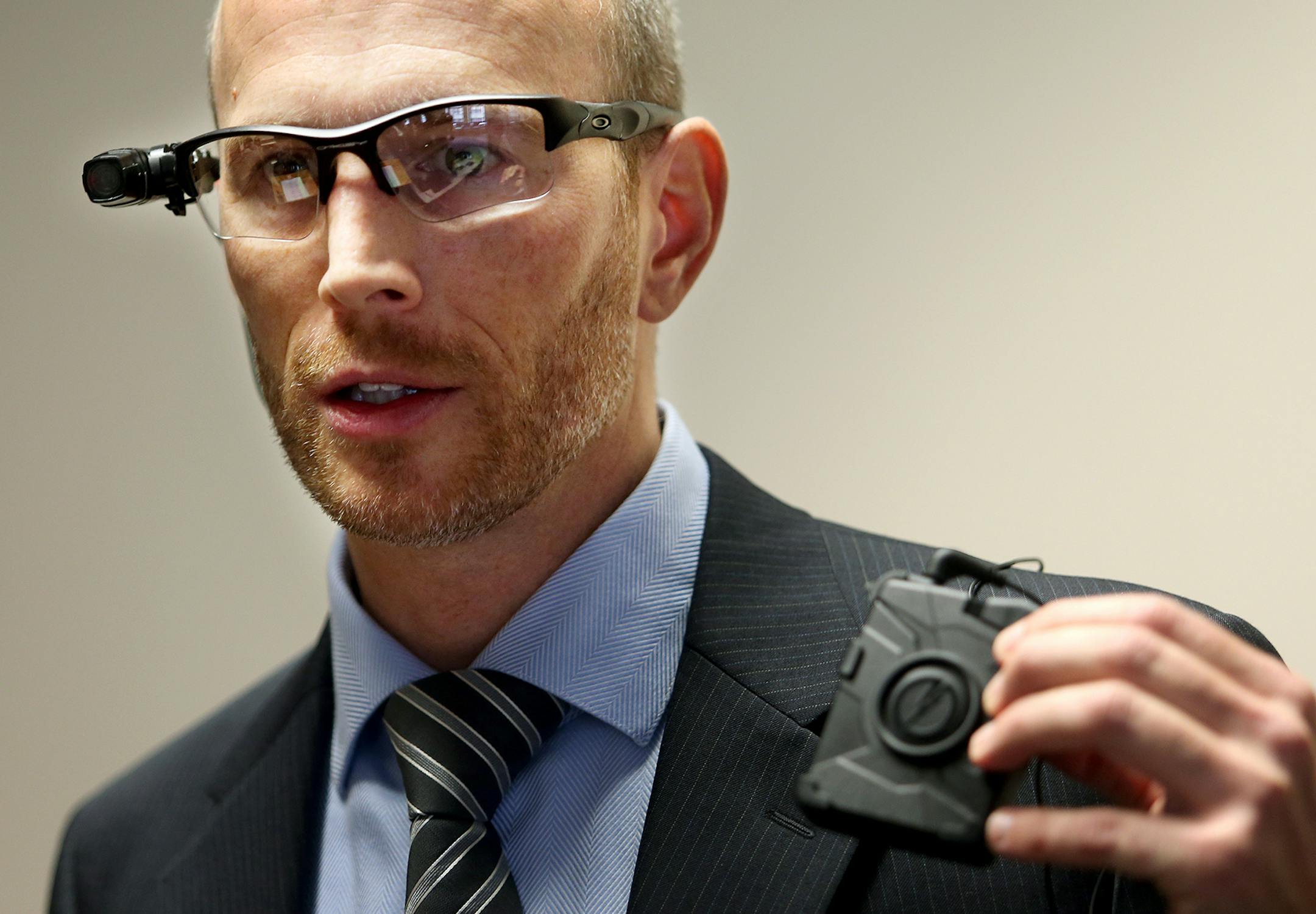 City Councilman Gary Schiff wore the body cam system at the press conference. Minneapolis, MN on October 17, 2013. ] JOELKOYAMA&#x201a;&#xc4;&#xa2;joel koyama@startribune City Council member Betsy Hodges hold news conference to discuss pilot program for body cam system to be worn by Minneapolis cops on the same day a police spokesman denied there is any news on the issue. "It's not even looking like we're even close." Cyndi Barrington said. ORG XMIT: MIN1310171437387559