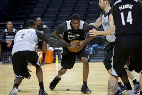 Thaddeus Young, center, of the Minnesota Timberwolves, tries to move past teammates during training at the Arena Ciudad de Mexico in Mexico City, Tues