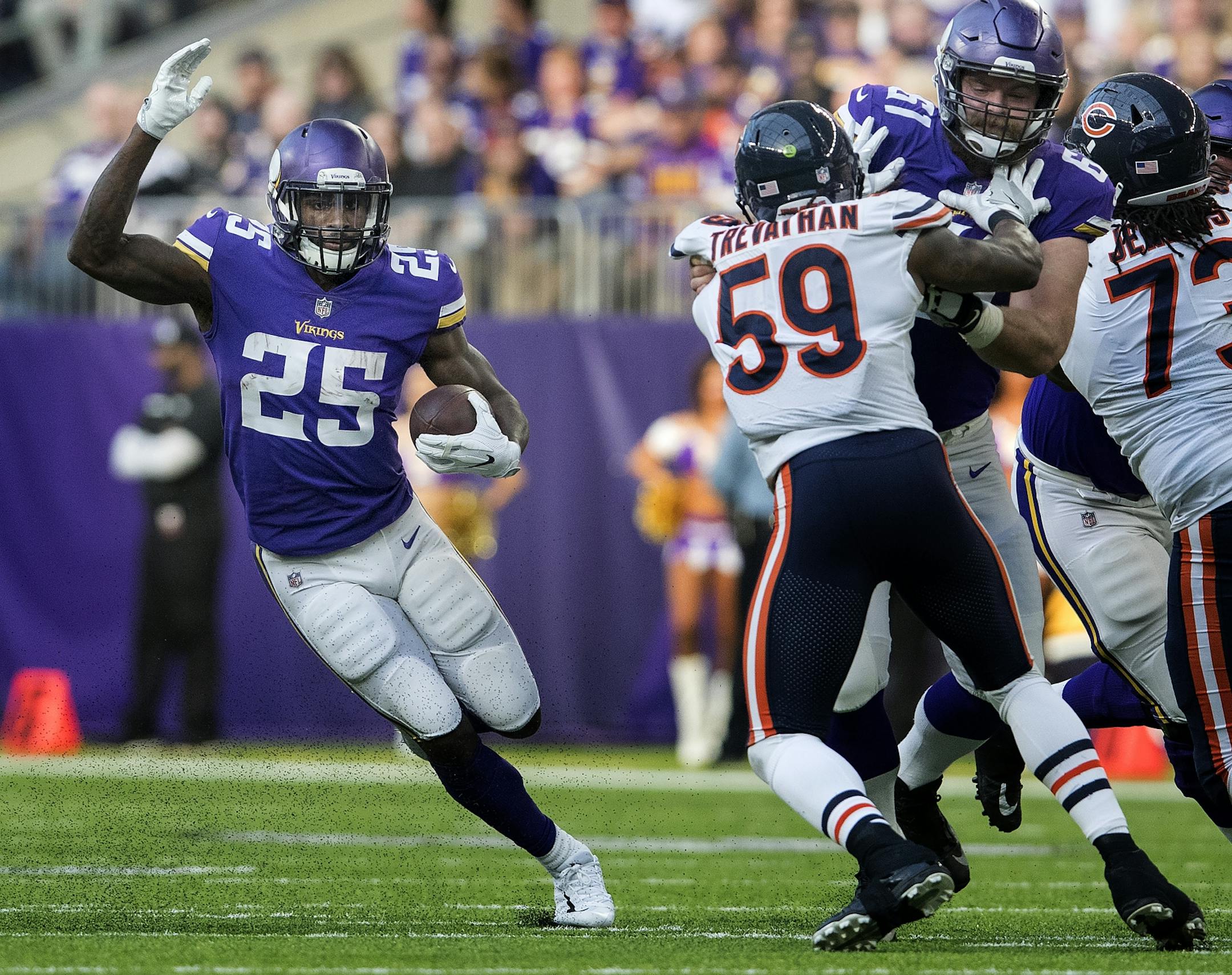 Vikings running back Latavius Murray (25) during a run in the first quarter.