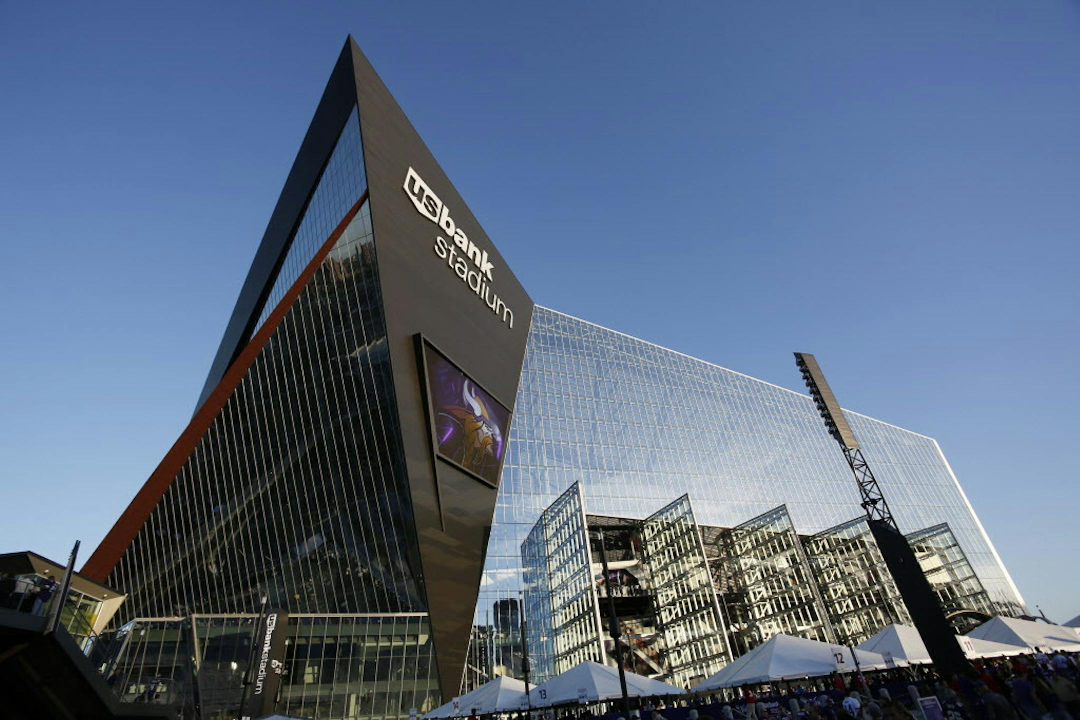 Fans arrive at U.S. Bank Stadium before an NFL football game between the Minnesota Vikings and the New York Giants Monday, Oct. 3, 2016, in Minneapolis. (AP Photo/Andy Clayton-King) ORG XMIT: MIN2016102422425571