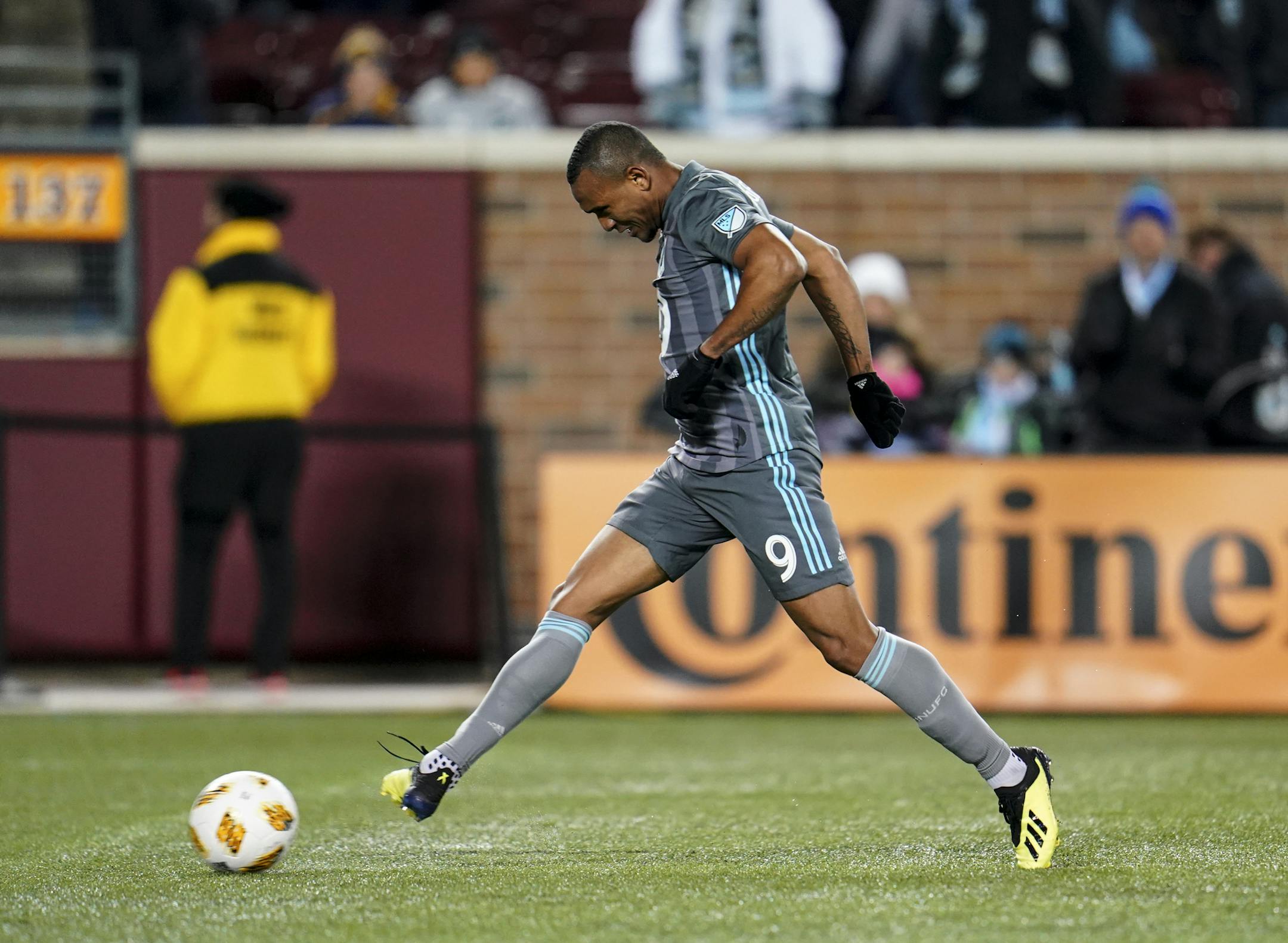 Minnesota United forward Angelo Rodriguez (9) maneuvered the ball past New York City FC goalkeeper Sean Johnson (1) for a wide-open goal in the first half, his second of the night. ] AARON LAVINSKY ¥ aaron.lavinsky@startribune.com Minnesota United FC played NYC FC on Saturday, Sept. 29, 2018 at TCF Bank Stadium in Minneapolis, Minn.