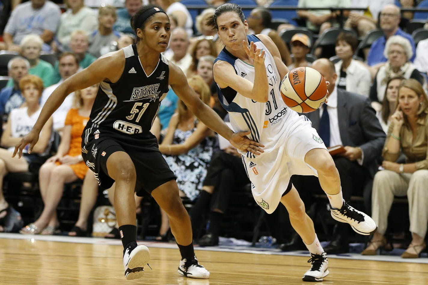 Sydney Colson guarded Anna Cruz of the Lynx during a game in 2015.