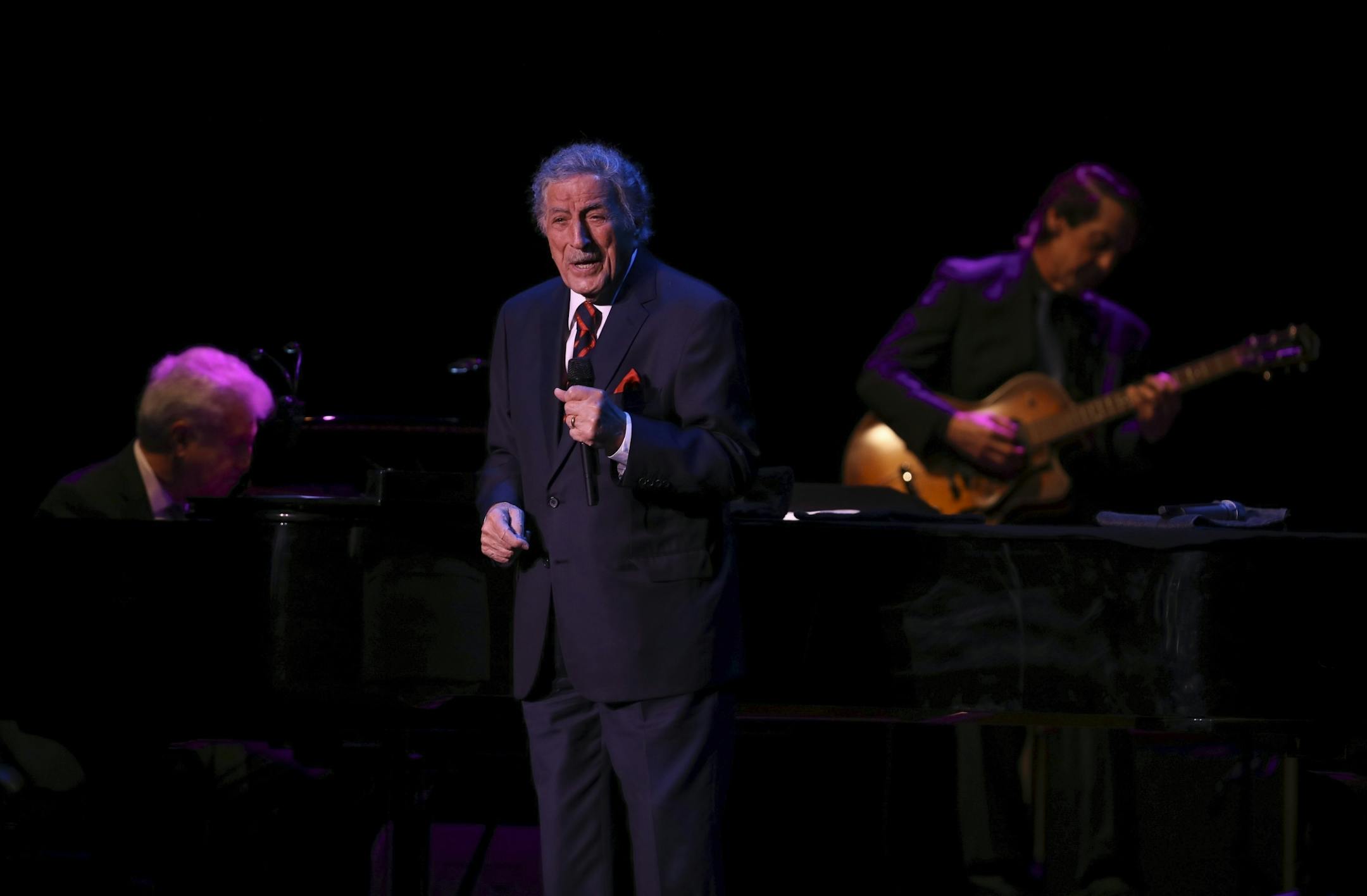 Tony Bennett, with pianist Tom Ranier and guitarist Gray Sargent, early in his show at the State Theatre.