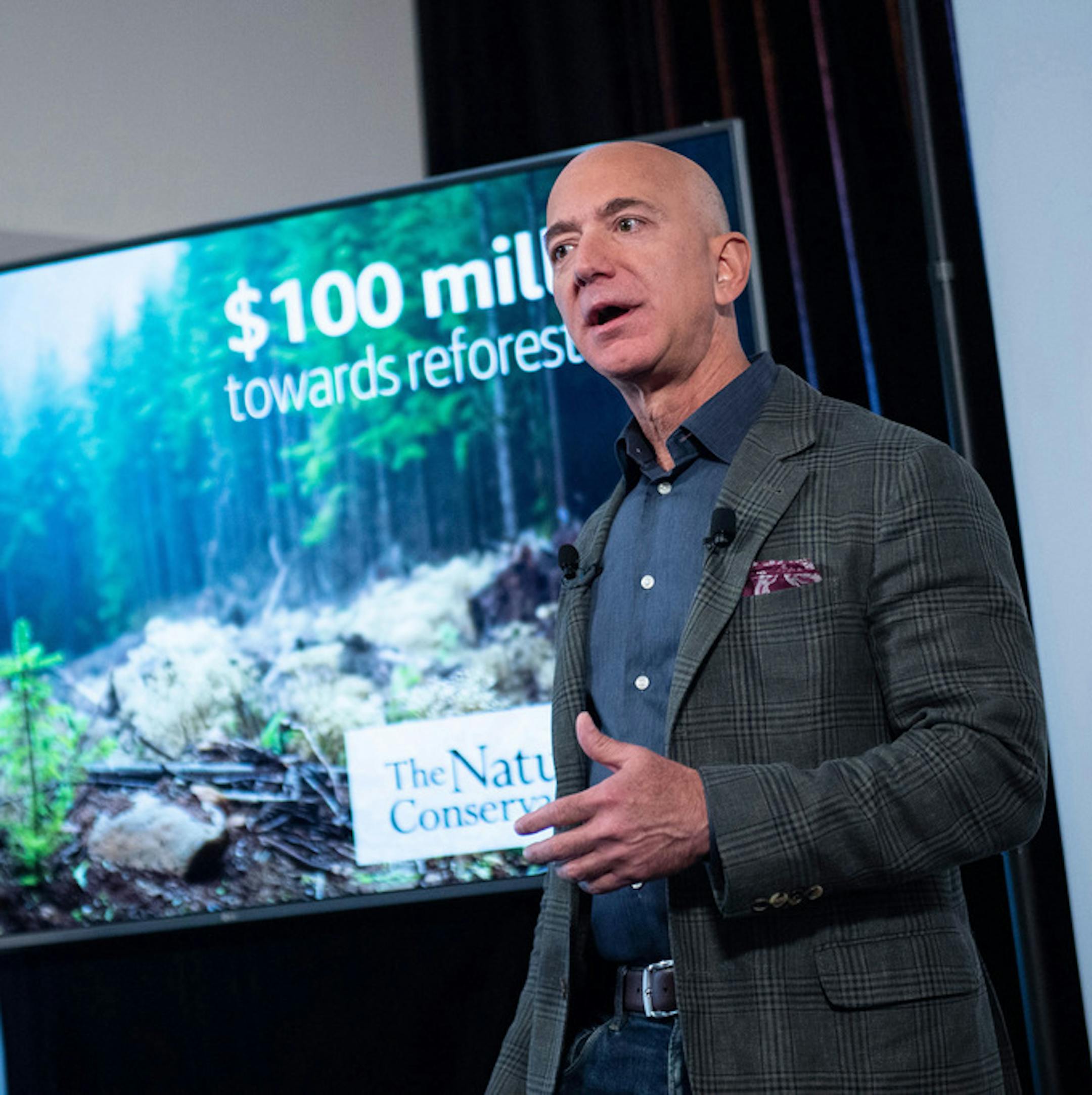 Los candidatos demócratas han hecho de los multimillonarios su objetivo en su apuesta por la presidencia. Jeff Bezos, fundados y CEO de Amazon, habla con la prensa sobre los esfuerzos de sustentabilidad de la compañía el 19 de septiembre de 2019 en Washington DC. (Eric Baradat/AFP/Getty Images/TNS) ORG XMIT: 1462396S