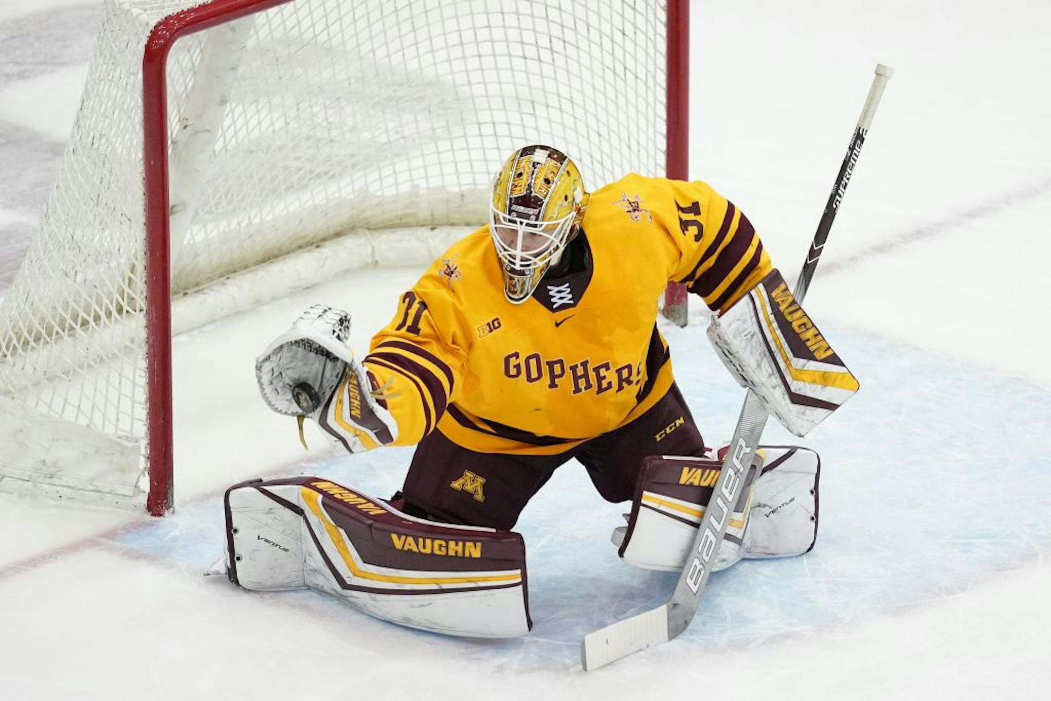 Minnesota Golden Gophers goaltender Jared Moe