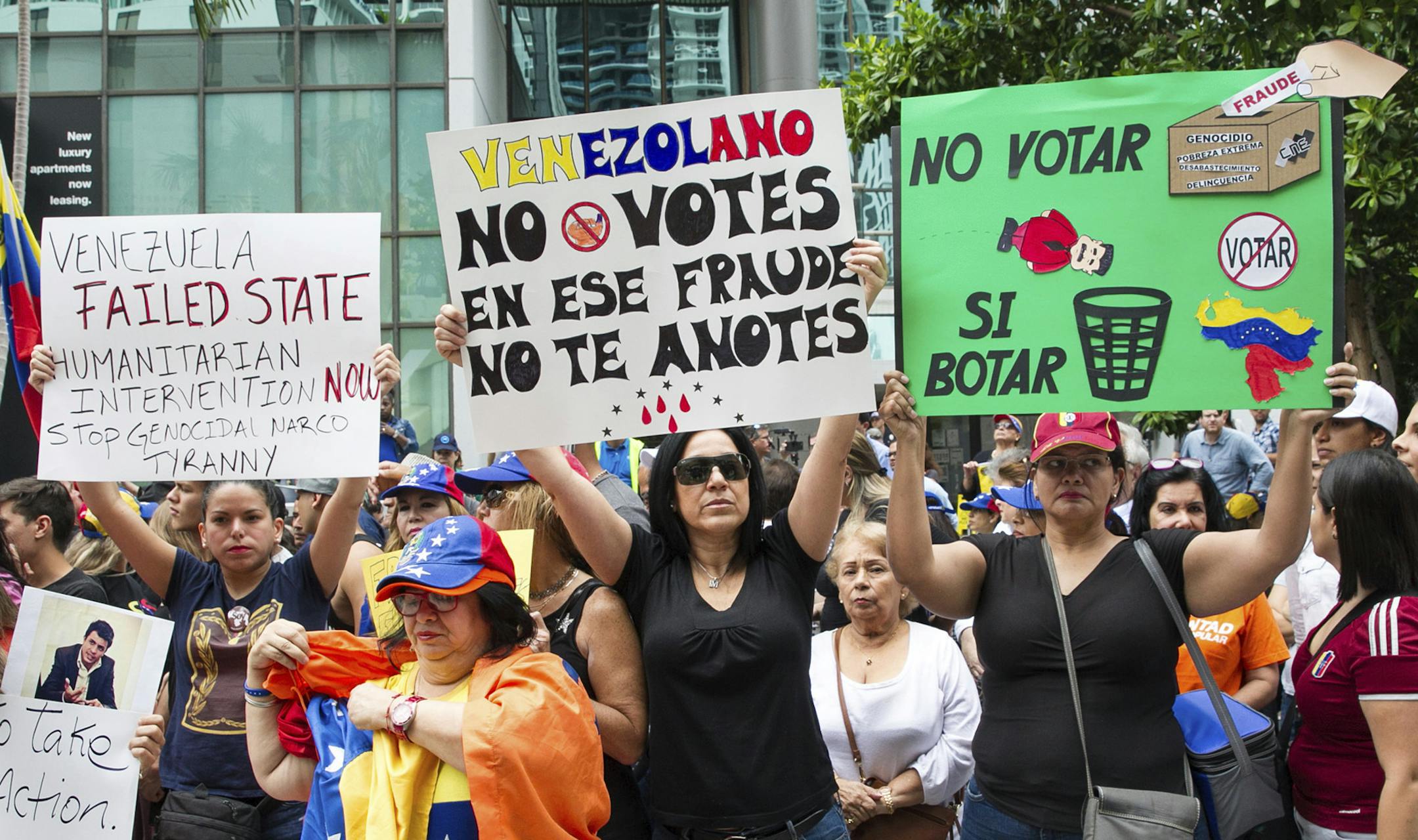 Venezuelan exiles protest the presidential elections in Venezuela and primarily against Nicolas Maduro, at the Venezuelan consulate on Brickell Avenue on Sunday, May 20, 2018, in Miami. (C.M. Guerrero/Miami Herald via AP)