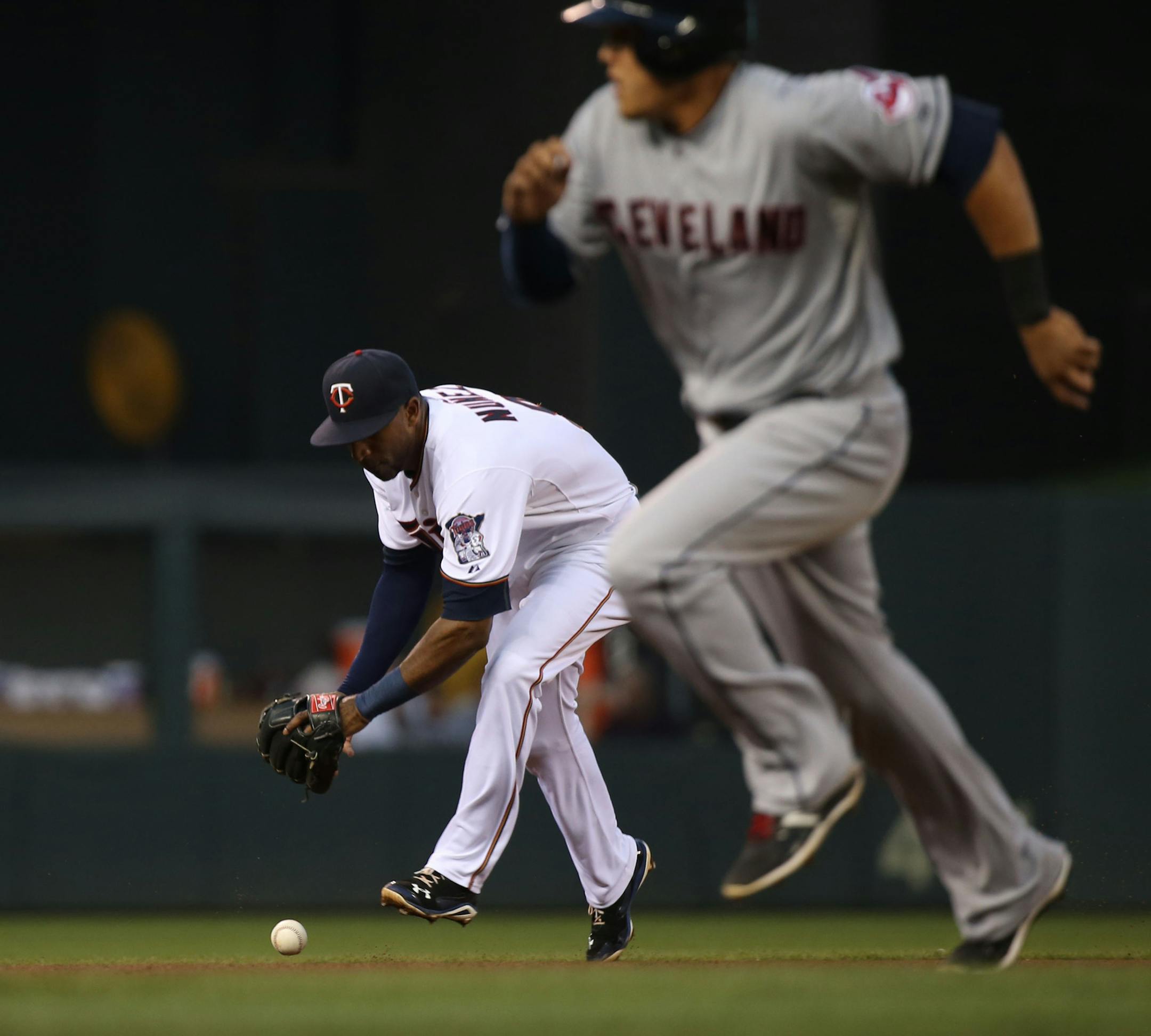 Twins Eduardo Nunez bobbled the ball hit by Cleveland's Lonnie Chisenhall in the fourth inning. ] (KYNDELL HARKNESS/STAR TRIBUNE) kyndell.harkness@startribune.com Twins vs Cleveland in Minneapolis , Min., Friday August 14, 2015.