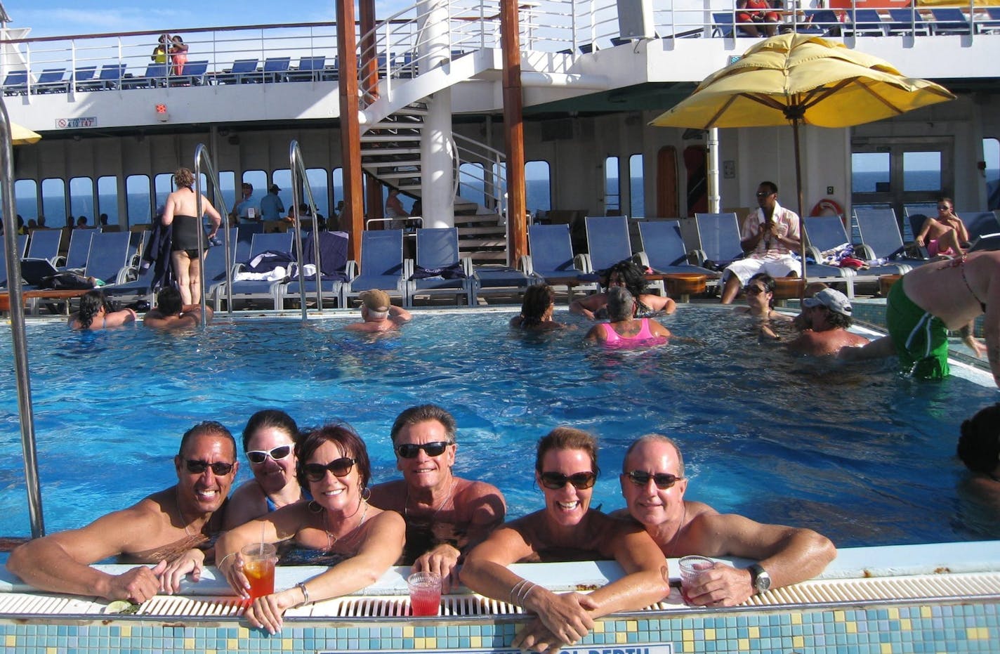 Guests on the Carnival Imagination pose in the pool. A little more than 200 of the 2,000 cruise passengers took advantage of booking the Labor Day cruise through singlecruise.com. (Alexia Elejalde-Ruiz/Chicago Tribune/MCT). ORG XMIT: 1146631