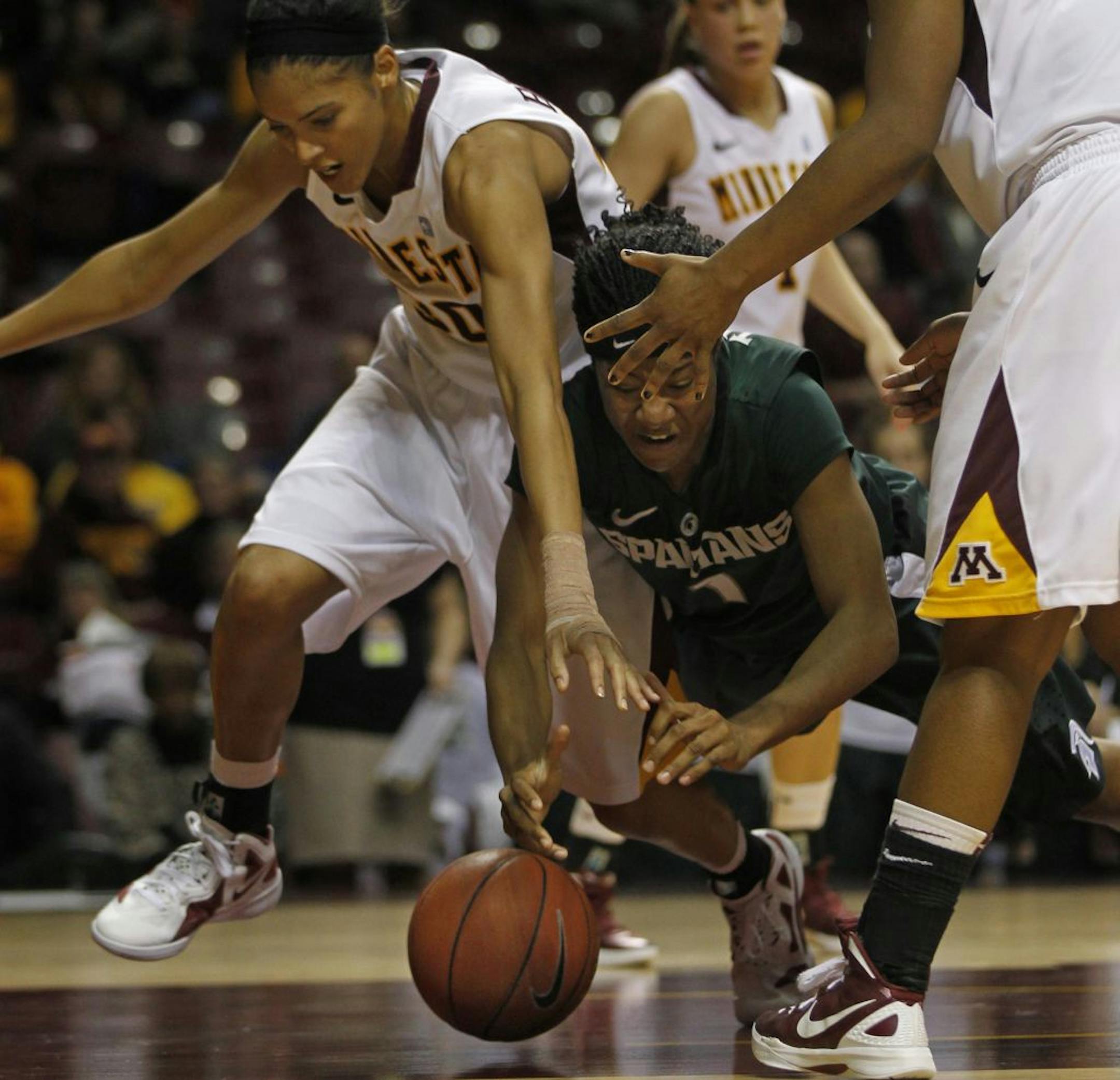 The Gophers' Kiara Buford and Michigan State's Jasmine Thomas scrambled for a loose ball in the second half on Thursday night.