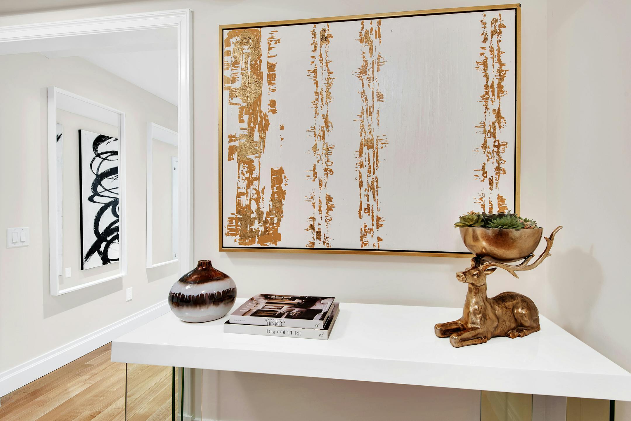 Gold artwork paired with a gold accent piece helps make this entry area shine. (Design Recipes) ORG XMIT: 1222674