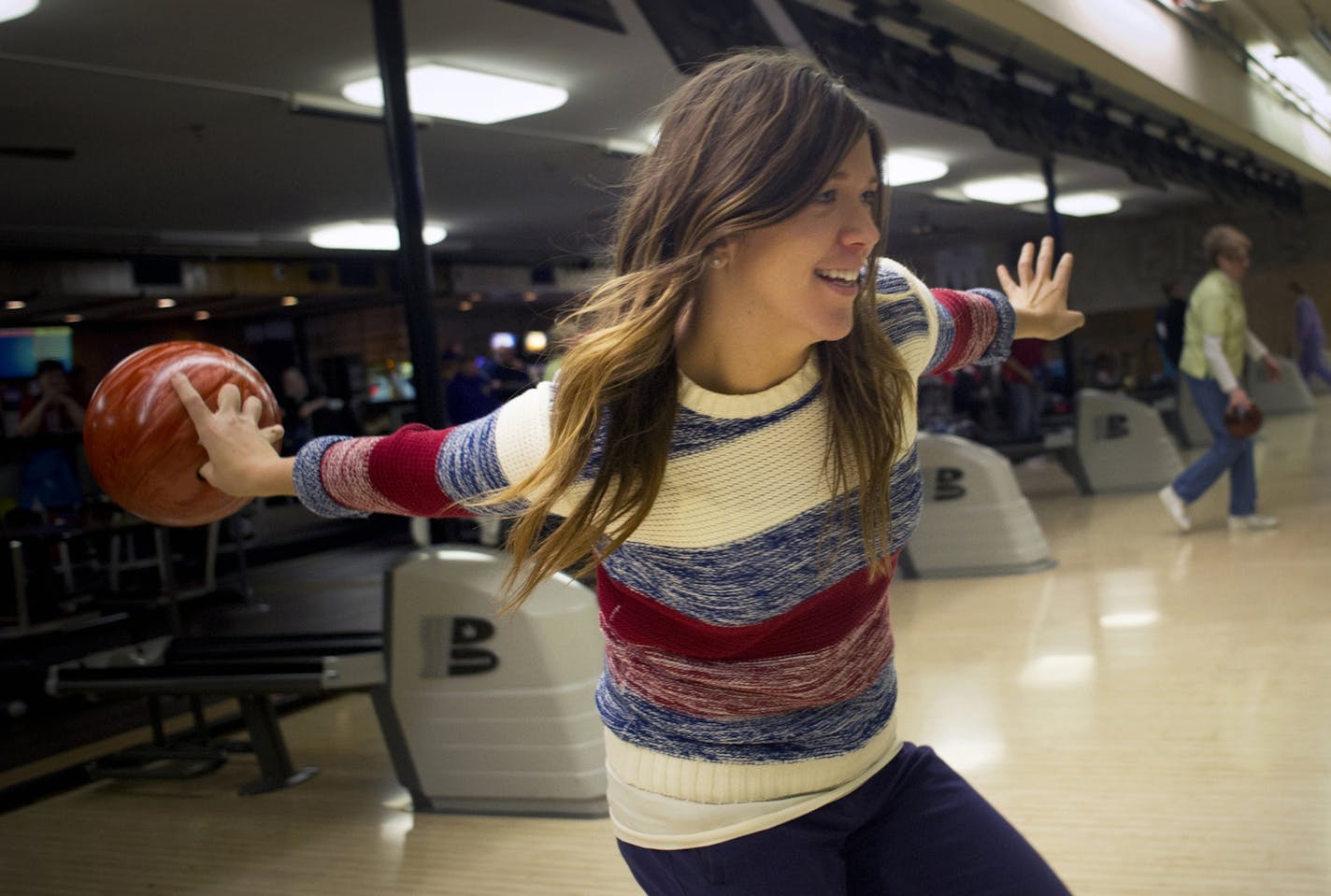 Megan Zinken, 28, from St. Paul whirls one down the lane, Monday, November 11, 2013 at Elsie's in St. Paul, MN. ] (Matthew Hintz, Minneapolis, 111113)