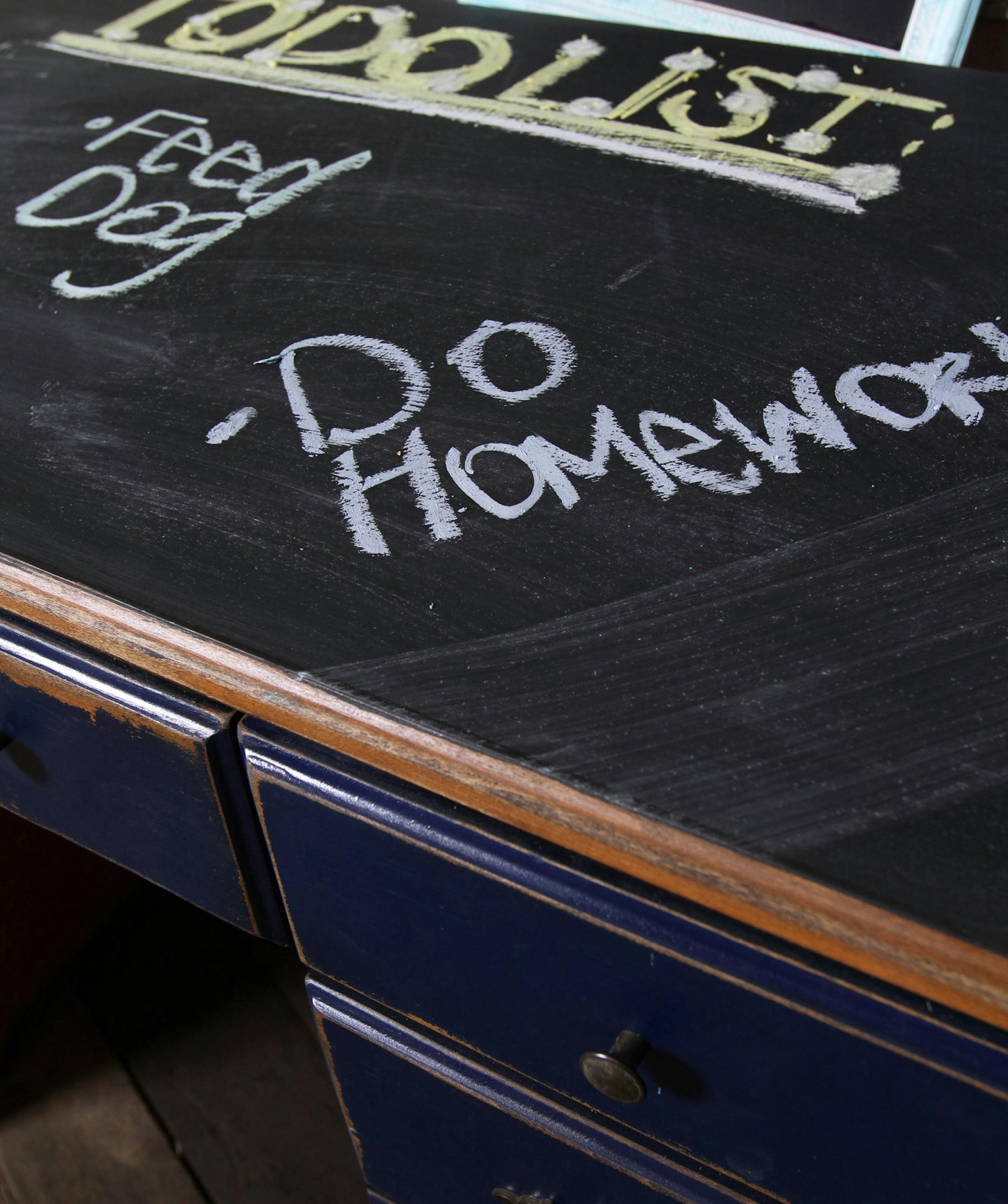 You can make your own chalkboard paint with a combination of latex paint and plaster of Paris. (Jim Barcus/Kansas City Star/MCT) ORG XMIT: 1150651