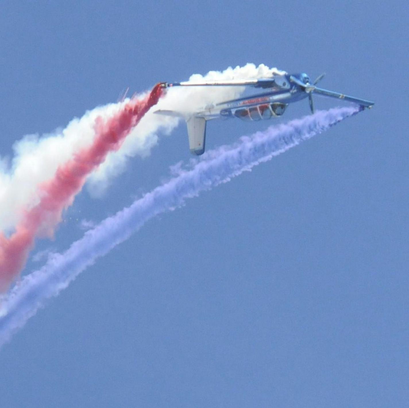 T-34 inverted: With Captain Julie Clark at the controls, the T-34 Mentor rolls over the top before heading straight down. Credit for all photos: Susan Wood Photography