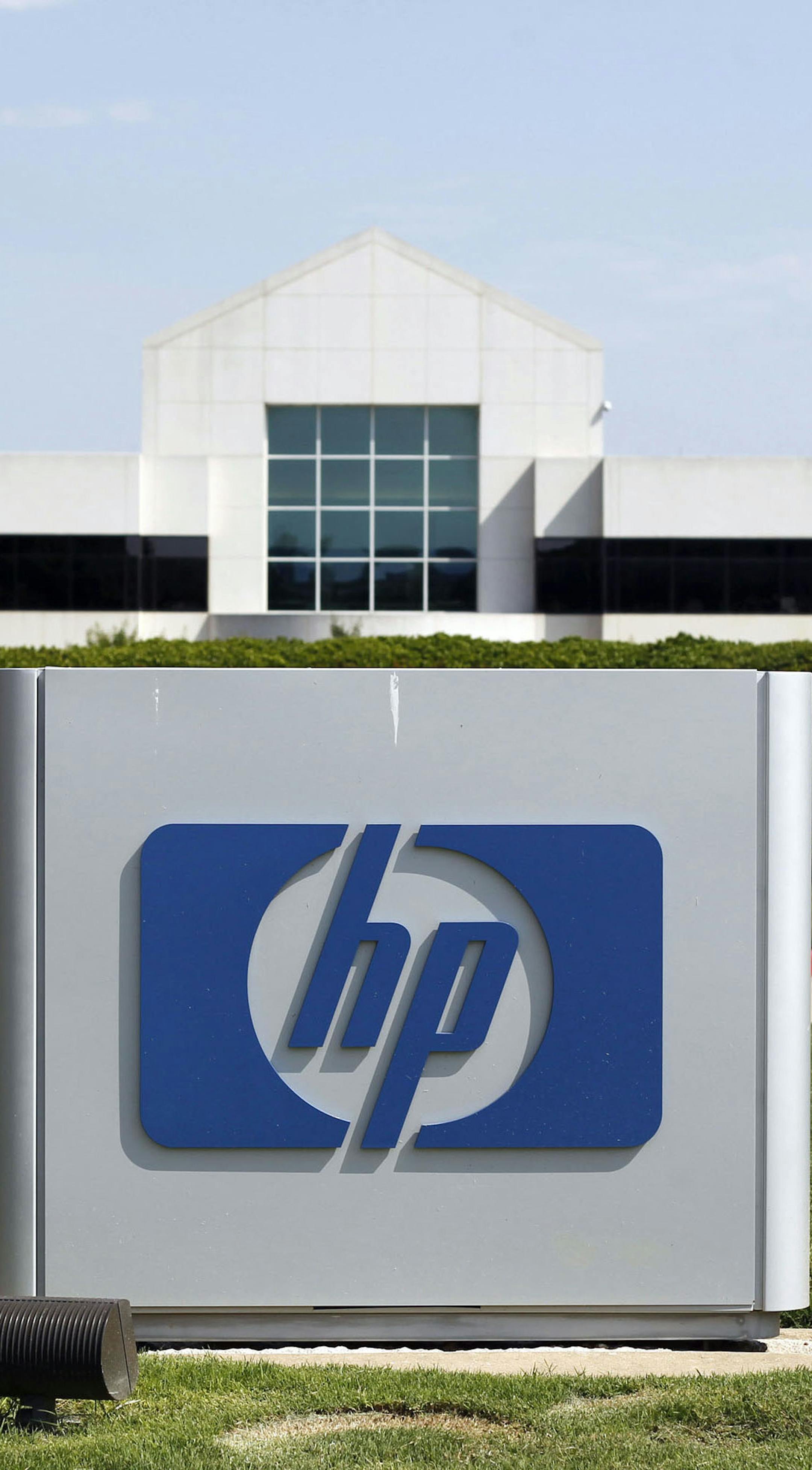 The Hewlett-Packard Co. logo is displayed outside the company's HP Enterprise Services unit in Plano, Texas, U.S., on Wednesday, May 23, 2012. Hewlett-Packard, the world's largest PC maker, will cut 27,000 jobs, or about 8 percent of its staff. Many of the cuts will come from the ailing enterprise services group, which manages data centers and provides technology consulting. Photographer: Mike Fuentes/Bloomberg ORG XMIT: 145264328