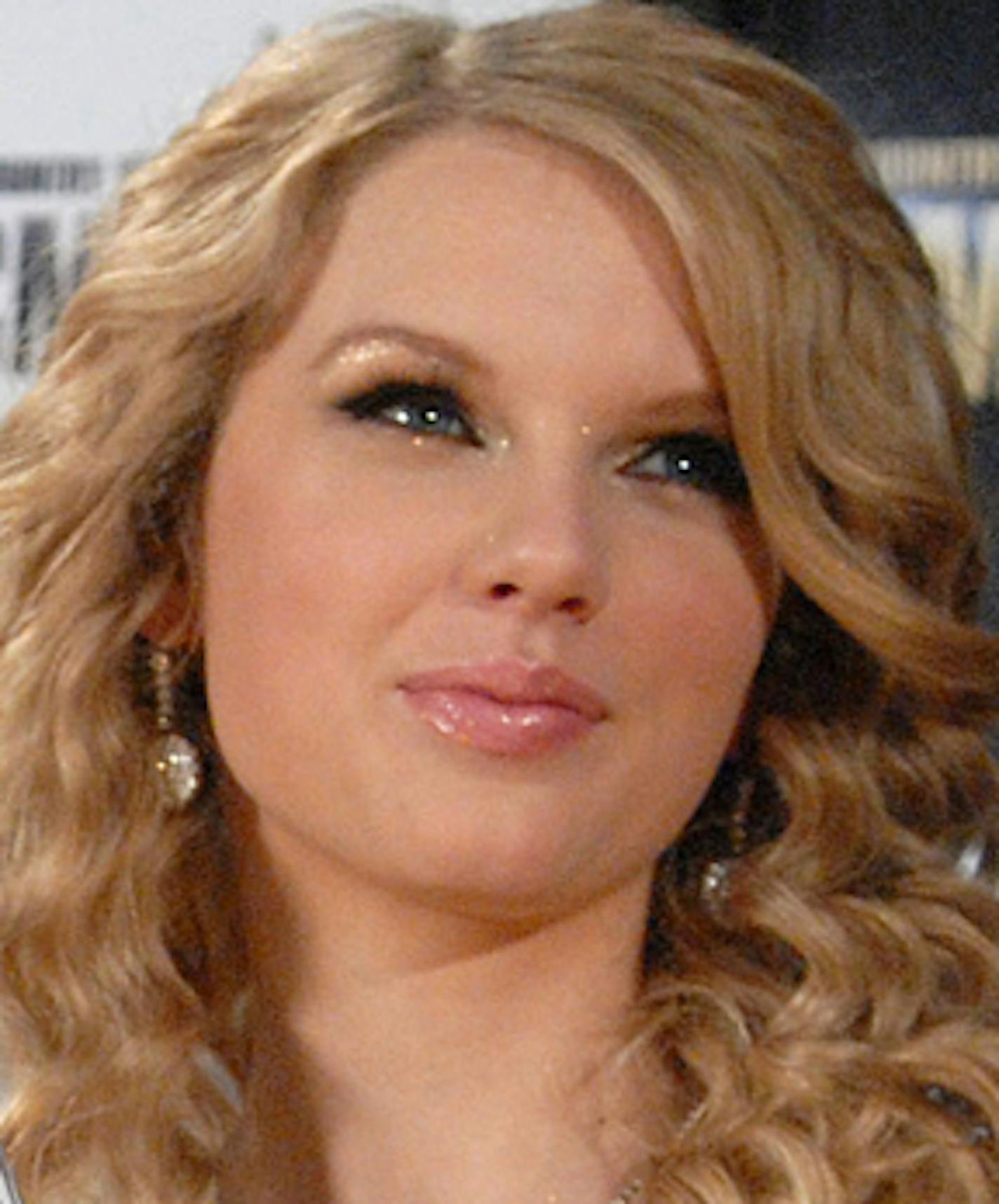 Country singer Taylor Swift holds the CMA Horizon award at the 41st Annual Country Music Association Awards, Wednesday, Nov. 7, 2007, in Nashville, Tenn.