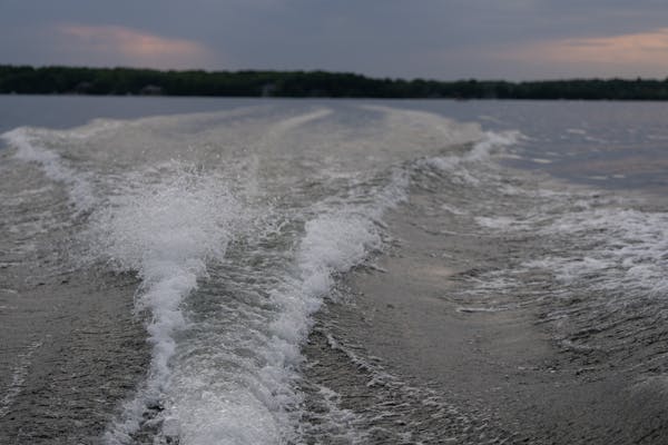 Waves from a boat on Lake Minnetonka on Thursday, June 9, 2022 in Wayzata, Minn. ] RENEE JONES SCHNEIDER • renee.jones@startribune.com