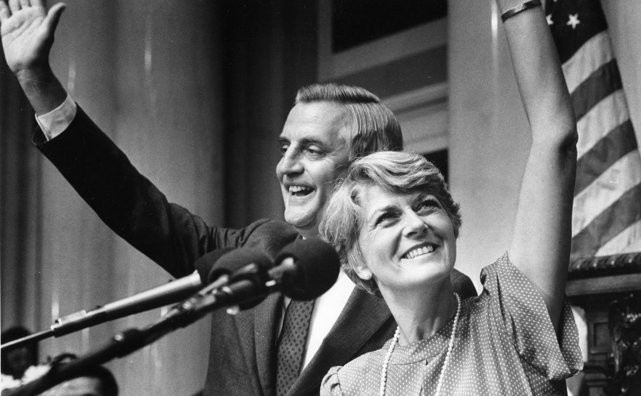 Walter Mondale an Geraldine Ferraro, 1984 ORG XMIT: MIN2014031810253207