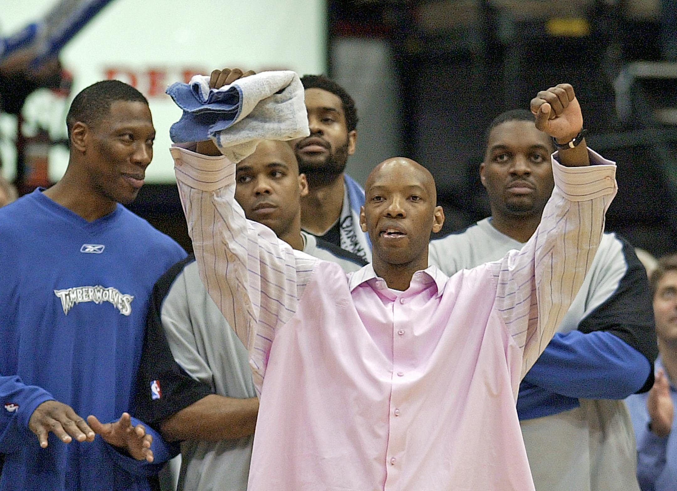 Injured Wolves guard Sam Cassell could only cheer from the bench during Game 5 of the 2004 Western Conference finals against the Lakers.