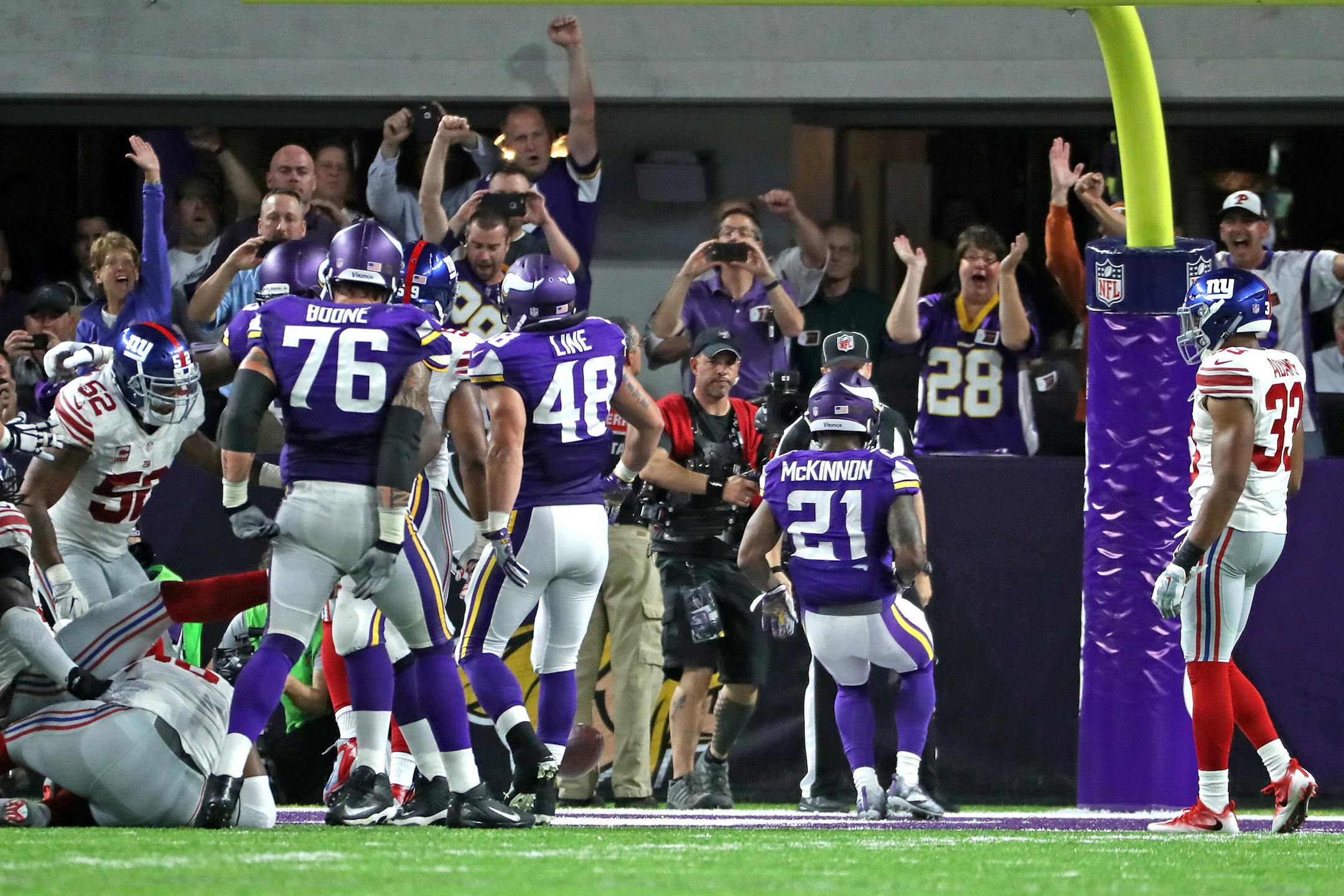 Vikings running back Jerick McKinnon (21) walked into the end zone for a clinching touchdown in the fourth quarter against the Giants on Monday night.