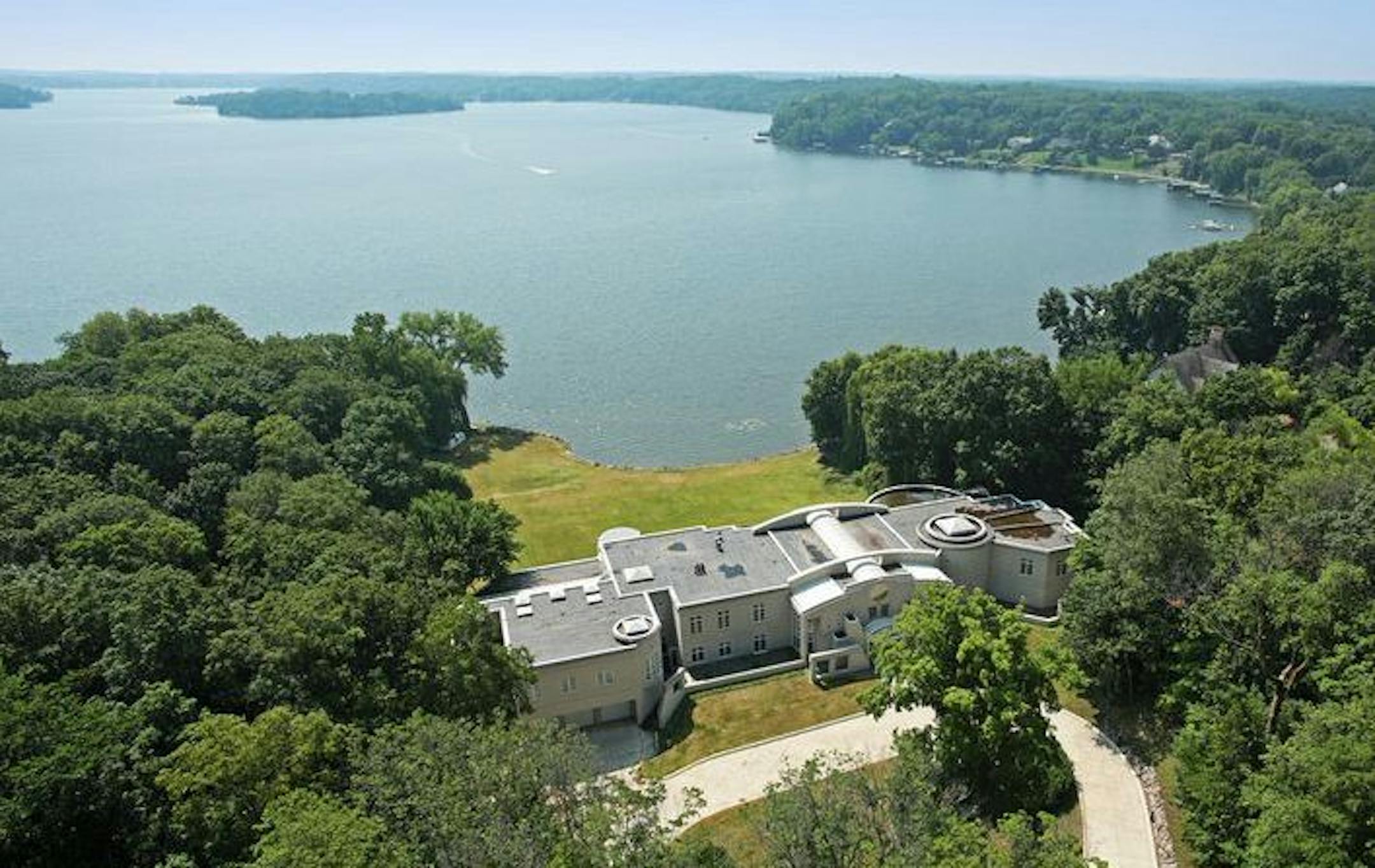 Spacecrafting Aerial view of former home of music producer "Jimmy Jam" Harris on Lake Minnetonka. ORG XMIT: MIN1309091722380777