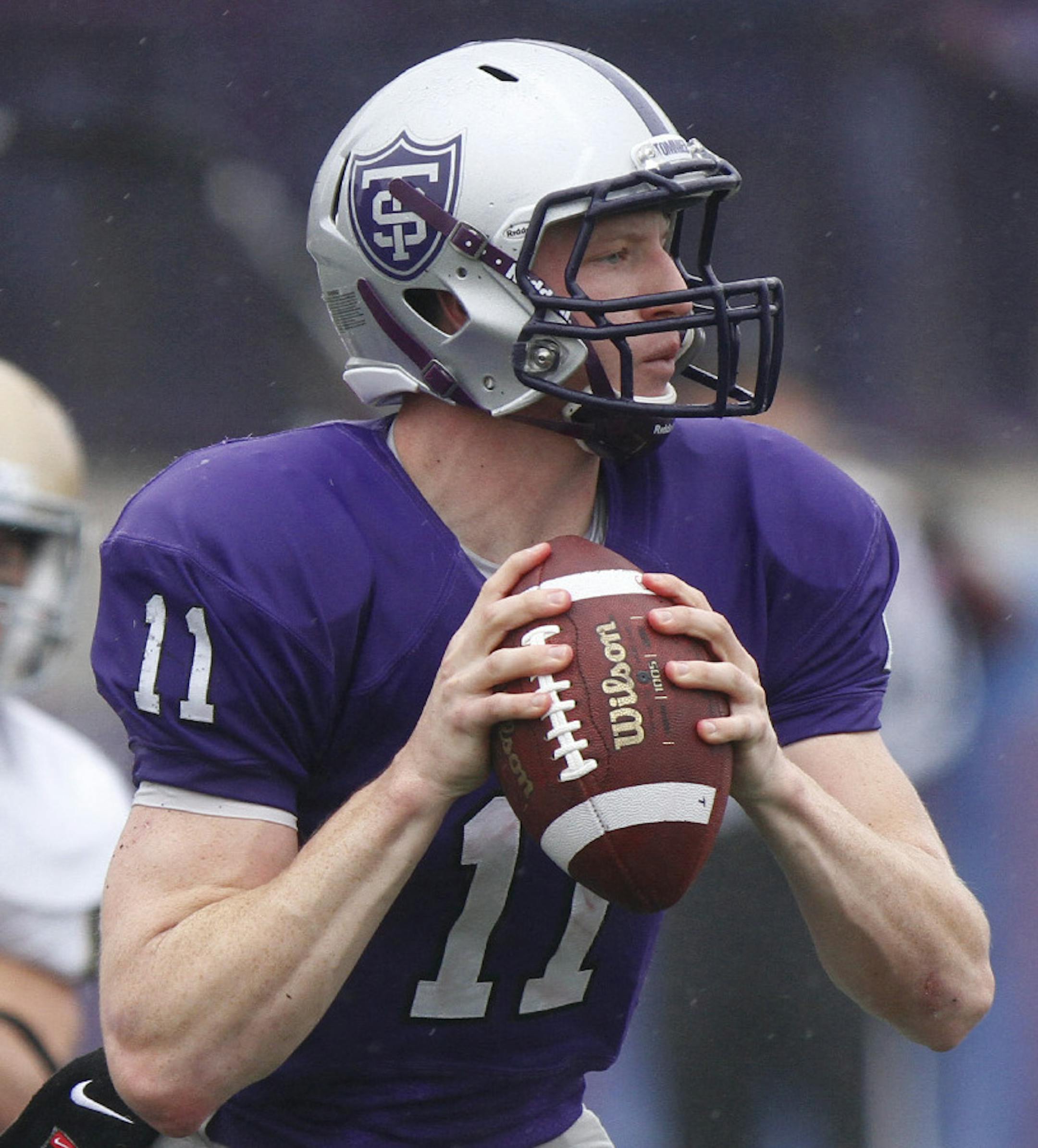 St. Thomas Matt O'Connell looked to pass in the second half of their game against Bethel n St. Paul Min., Saturday October 13, 2012. St. Thomas won 37-0. ] (KYNDELL HARKNESS/STAR TRIBUNE) kyndell.harkness@startribune.com ORG XMIT: MIN1211271553460711