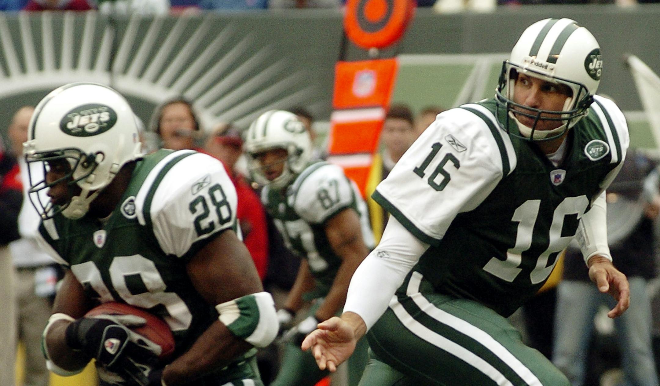 New York Jets quarterback Vinny Testaverde hands off to running back Curtis Martin during the second half against the Tampa Bay Buccaneers, Sunday, Oct. 9, 2005 in East Rutherford, N.J. The Jets defeated the Buccaneers 14-12. (AP Photo/Chad Rachman) ORG XMIT: ERU304