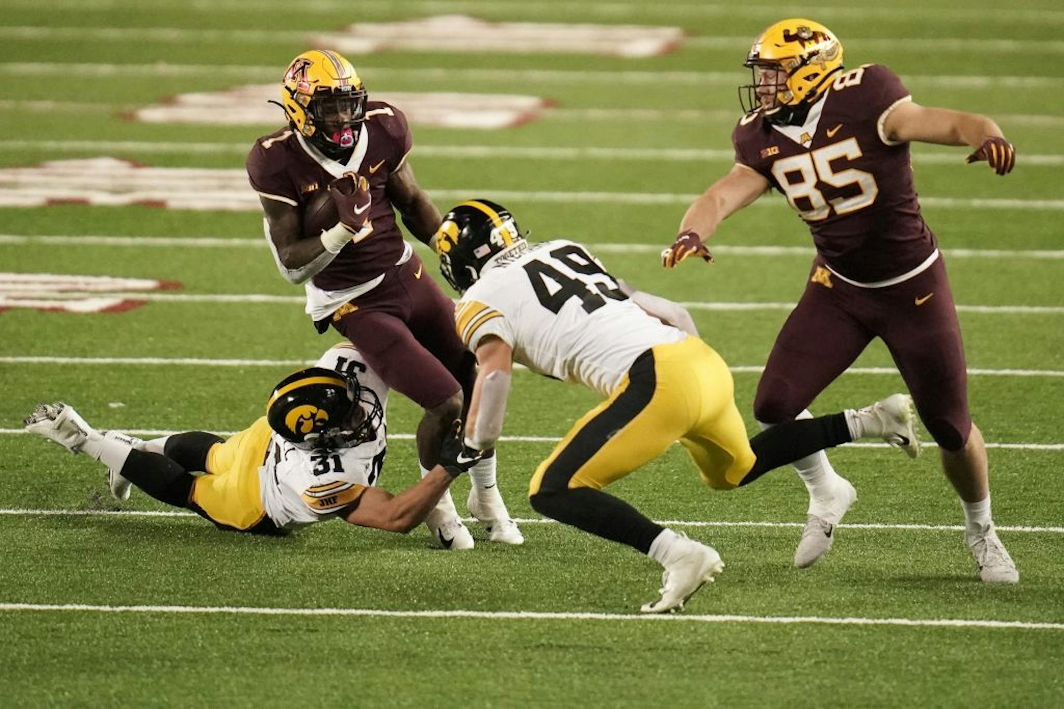 Minnesota Gophers running back Cam Wiley (1) caught a pass for a 7 yard gain in the third quarter.