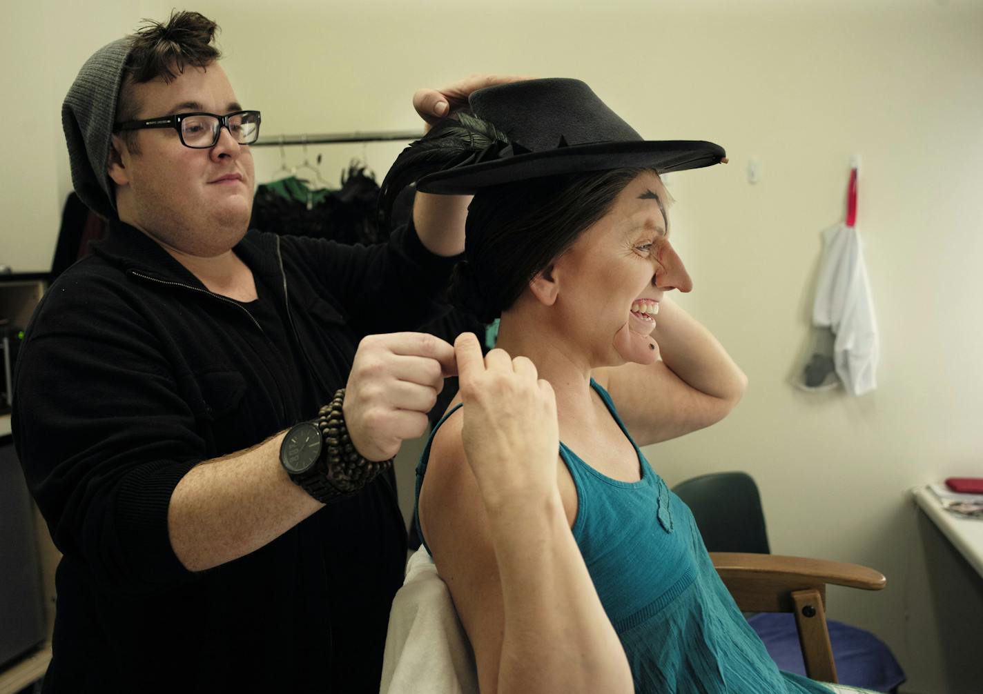 Backstage at the Ordway Center's production of Andrew Lloyd Weber's Wizard of Oz, makeup artist Michael A. King helps Jacquelyn Piro Donovan get ready for her role as the Wicked Witch of the West.]richard tsong-taatarii/rtsong-taatarii@startribune.com