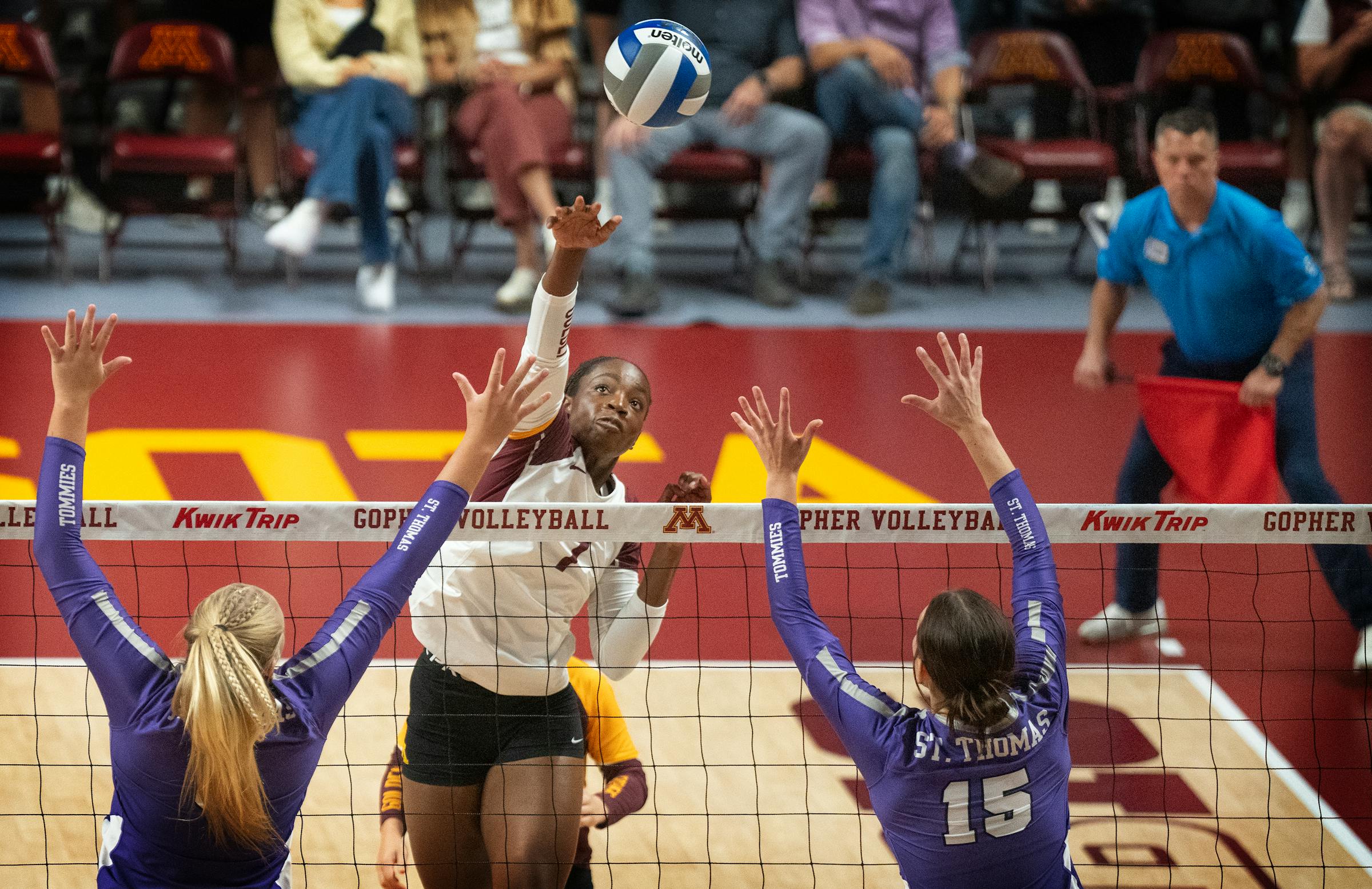 Gophers volleyball ready for Wisconsin's outstanding middle blockers