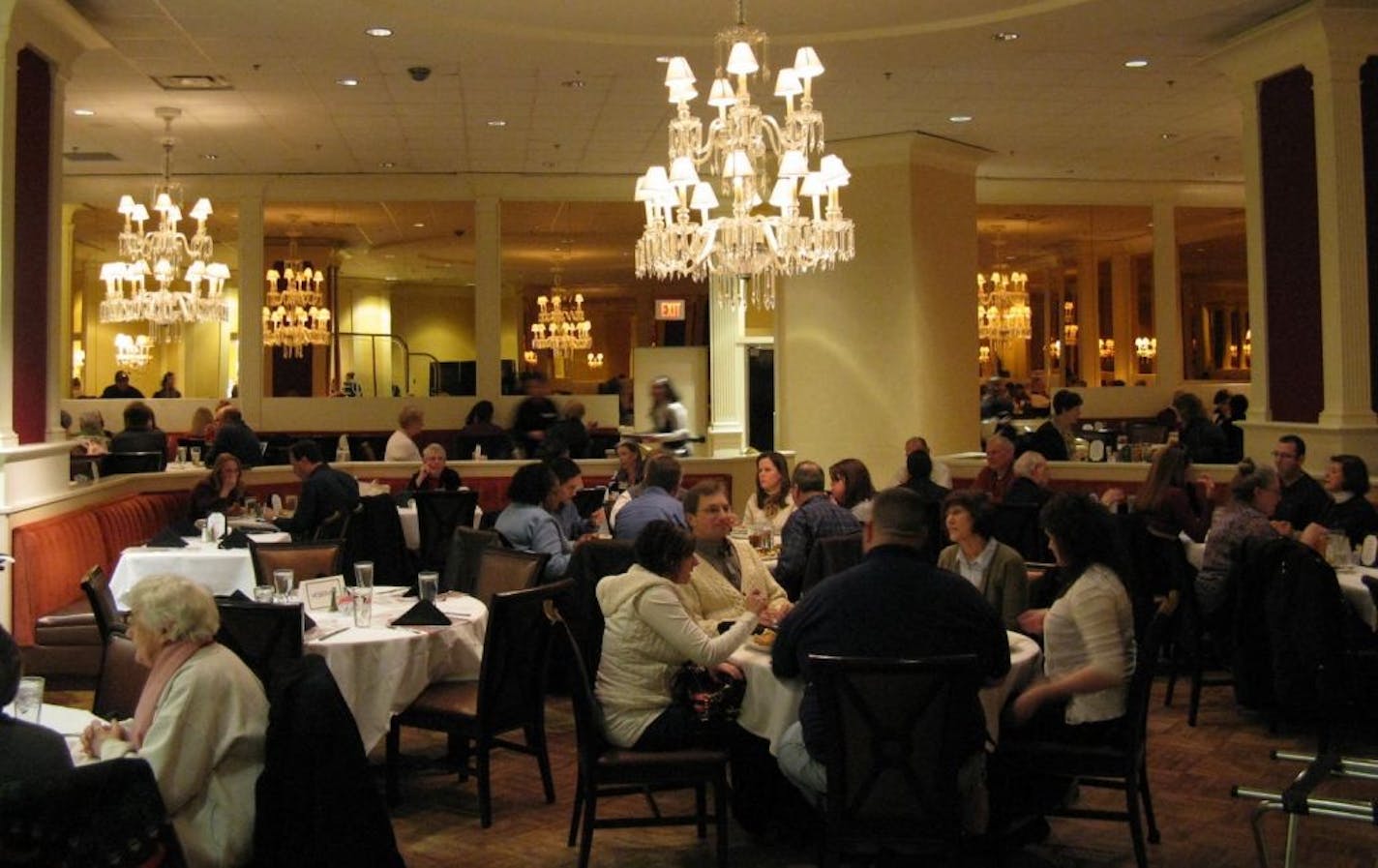 Another busy lunch at the River Room, downtown St. Paul's oasis of gracious living. The restaurant will close Jan. 31, ending a run that reached back to 1947.