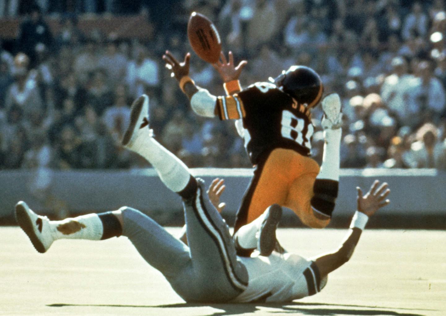 FILE - In this Jan. 18, 1976, file photo, Pittsburgh Steelers' Lynn Swann makes a diving catch against the Dallas Cowboys during NFL football's Super Bowl X at the Orange Bowl in Miami. The Steelers won the Super Bowl for the second consecutive year and Swann, known for his spectacular catches, made four receptions for 161 yards, and was voted the game's MVP. (AP Photo/File)