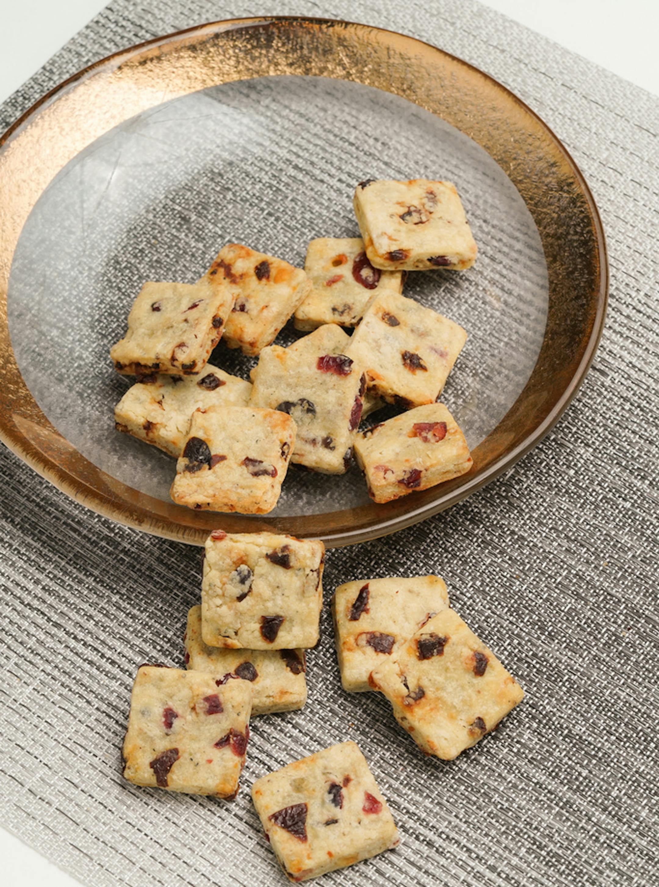 The 17th annual Star Tribune Holiday Cookie Contest. Five winning recipes, plus short stories on each cookie/contestant, sidebars on events. ] GLEN STUBBE • glen.stubbe@startribune.com Thursday, November 14, 2019