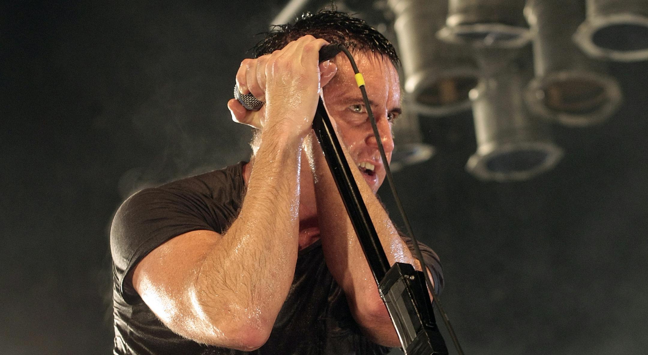 Nine Inch Nails Trent Reznor performs during the Bonnaroo Arts and Music Festival in Manchester, Tenn., Sunday, June 14, 2009. (AP Photo/Dave Martin) ORG XMIT: NYEOTK