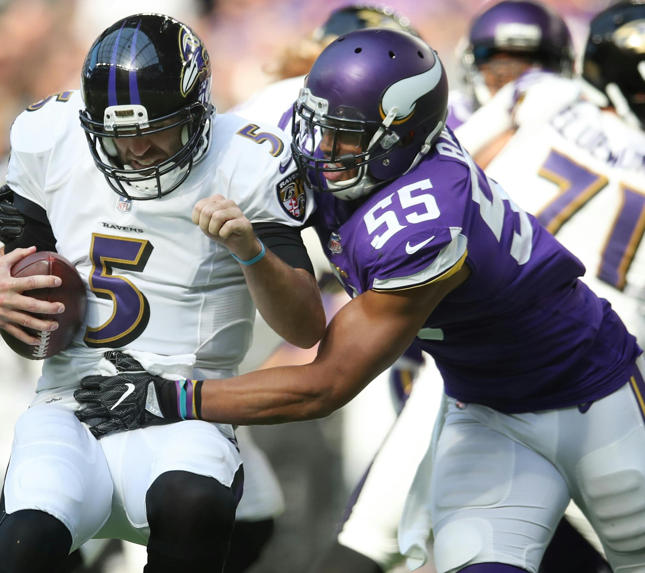 Minnesota Vikings outside linebacker Anthony Barr (55) sacked Baltimore Ravens quarterback Joe Flacco (5) in the third quarter at U.S Bank Stadium Sunday October 22,2017 Minneapolis , MN. ] JERRY HOLT ï jerry.holt@startribune.com