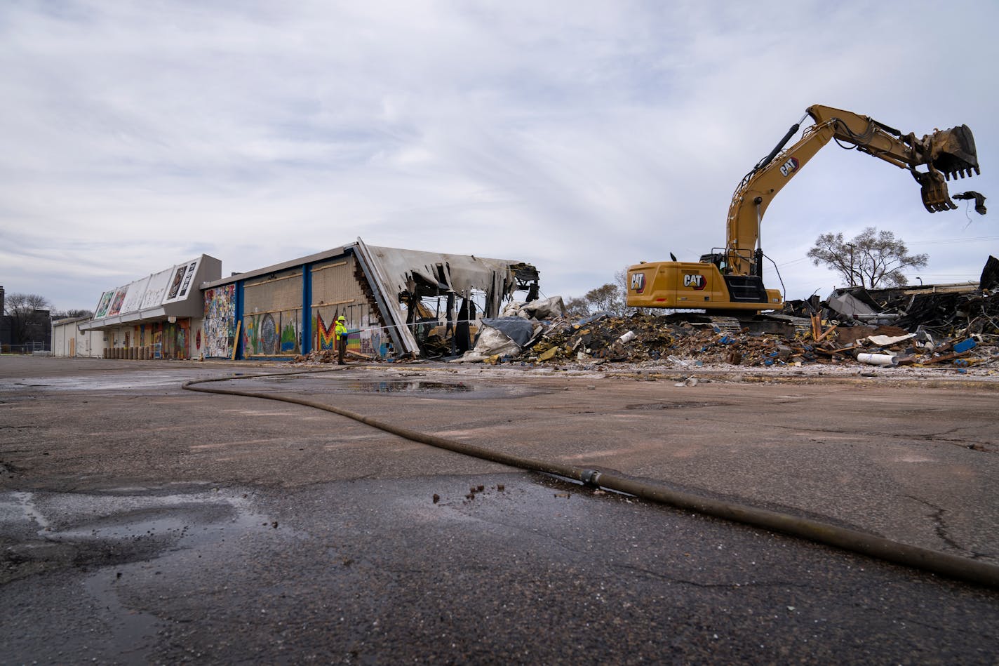 Demolition began at the Kmart on Lake Street in Minneapolis, Minn. on Tuesday, Nov. 14, 2023. ] LEILA NAVIDI • leila.navidi@startribune.com