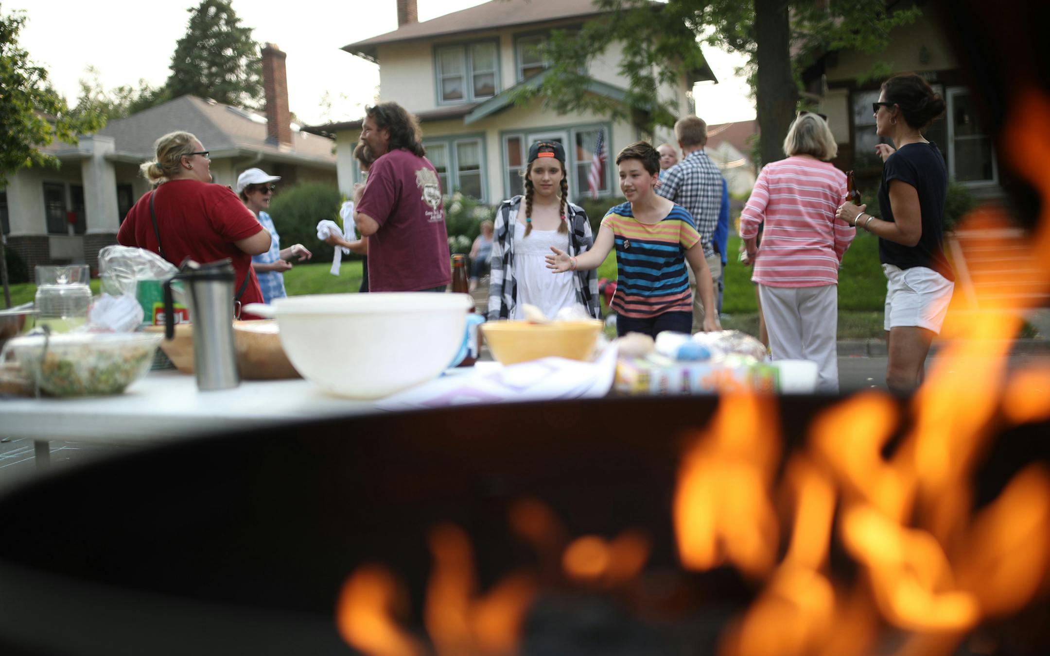 Neighbors gathered for a bbq during National Night Out in the 4200 block of Harriet Avenue south August 1, 2017 inMinneapolis, MN. ] JERRY HOLT Ô jerry.holt@startribune.com ORG XMIT: MIN1708012027298482