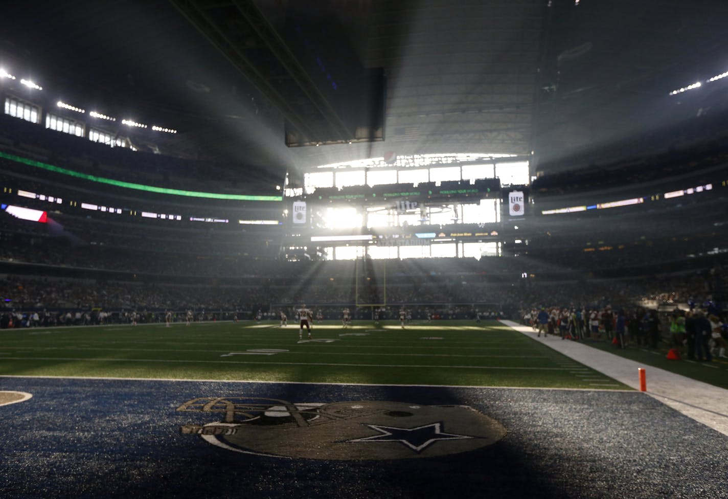 Sun light pours in to AT&T Stadium during the general, overall view as the Washington Redskins play the Dallas Cowboys in an NFL football game, Thursday, Nov. 24, 2016, in Arlington, Texas. (AP Photo/Michael Ainsworth) ORG XMIT: OTKTG337