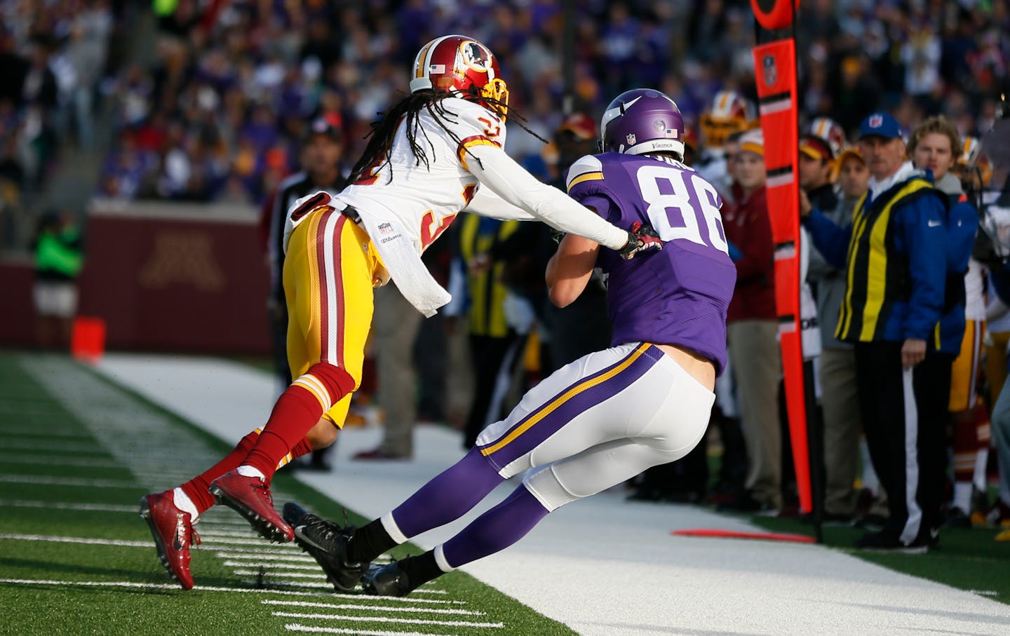 Minnesota Vikings tight end Chase Ford (86) stay inbounds as he made a forth quarter first down catch over \Washington strong safety Brandon Meriweather (31). The Washington Redskins at the Minnesota Vikings at TCF Bank Stadium Sunday November 02 , 2014 in Minneapolis ,MN. ] Jerry Holt Jerry.holt@startribune.com