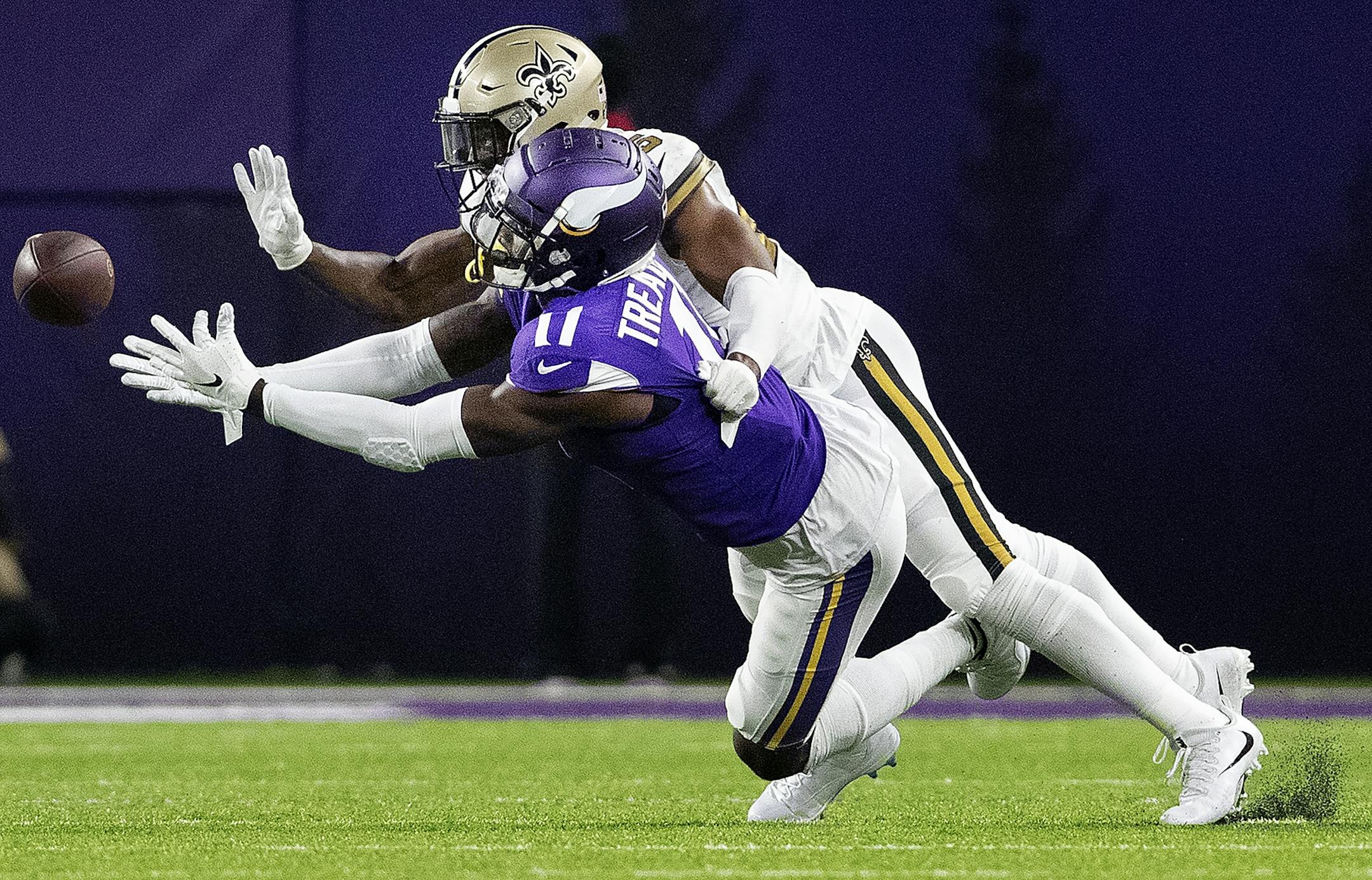 Eli Apple (25) was called for pass interference while defending Laquon Treadwell during a game last October.