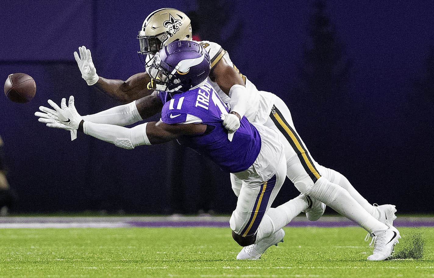 Eli Apple (25) was called for pass interference while defending Laquon Treadwell during a game last October.