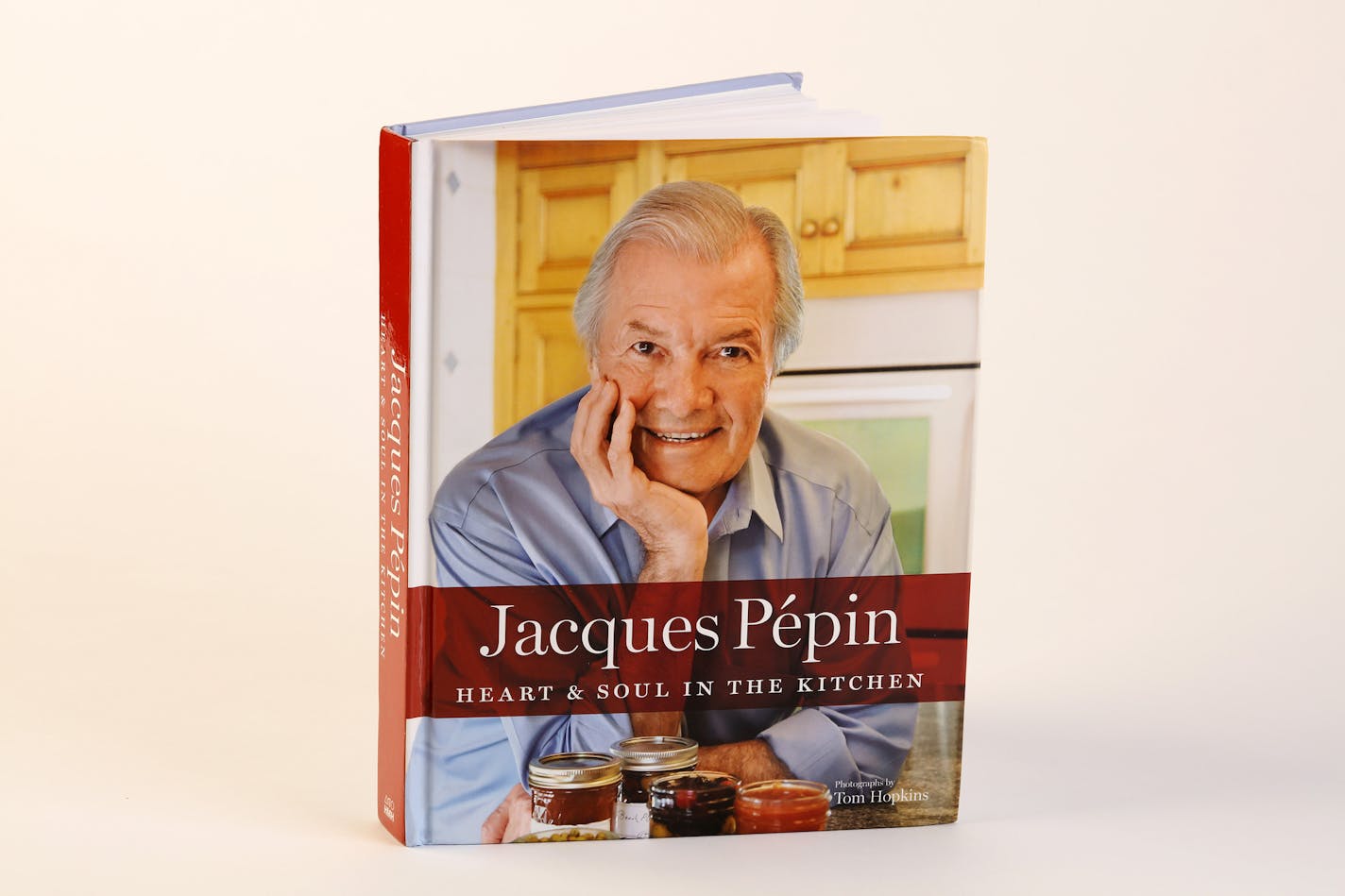 &#x201c;Jacques Pepin Heart & Soul in the Kitchen,&#x201d; which will be released Oct. 6, is very personal and is profusely illustrated with Pepin&#x2019;s own artwork as well as intimate photographs of him cooking, shopping and having fun.